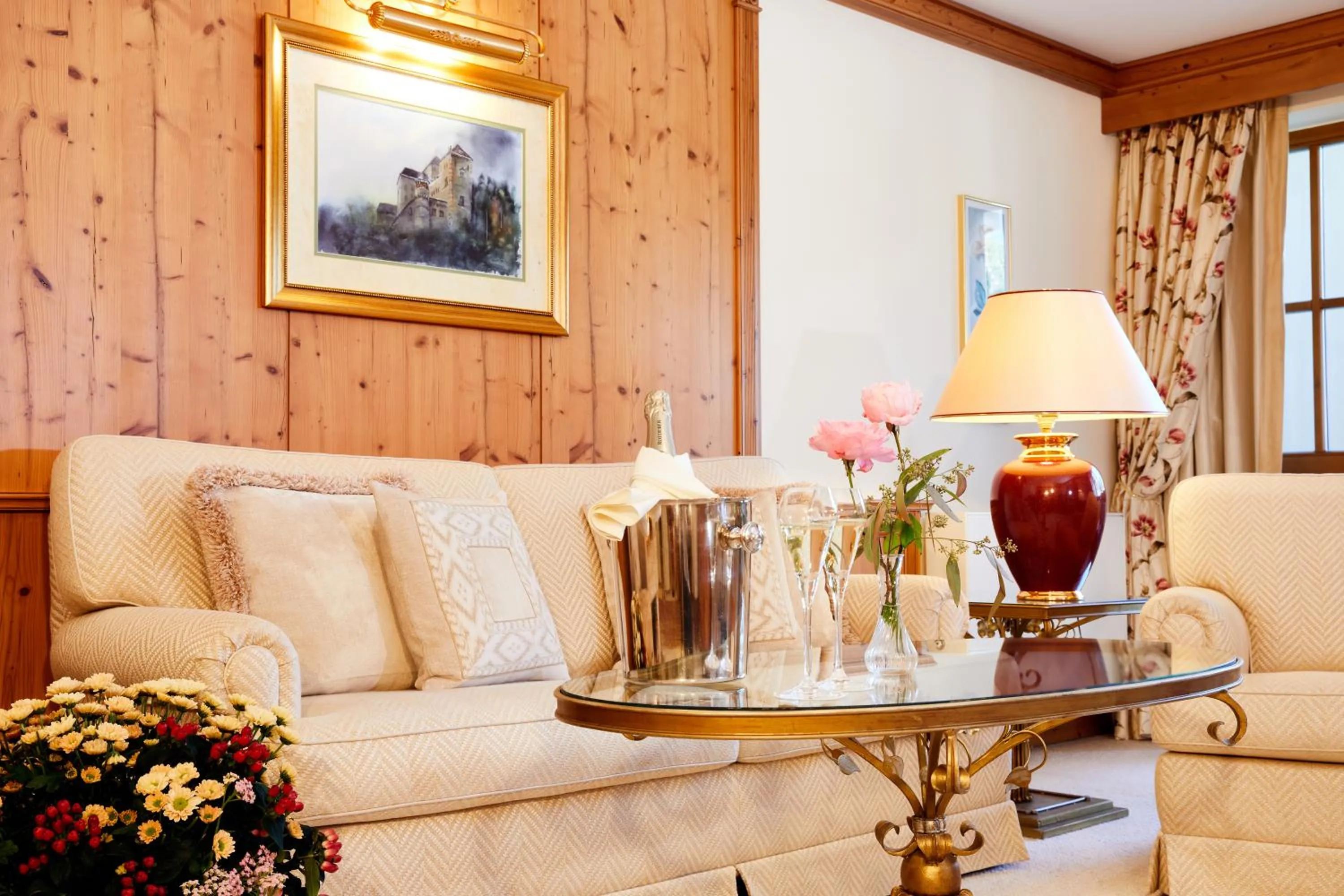 Living room in Salzburgerhof, das 5-Sterne Hotel von Zell am See