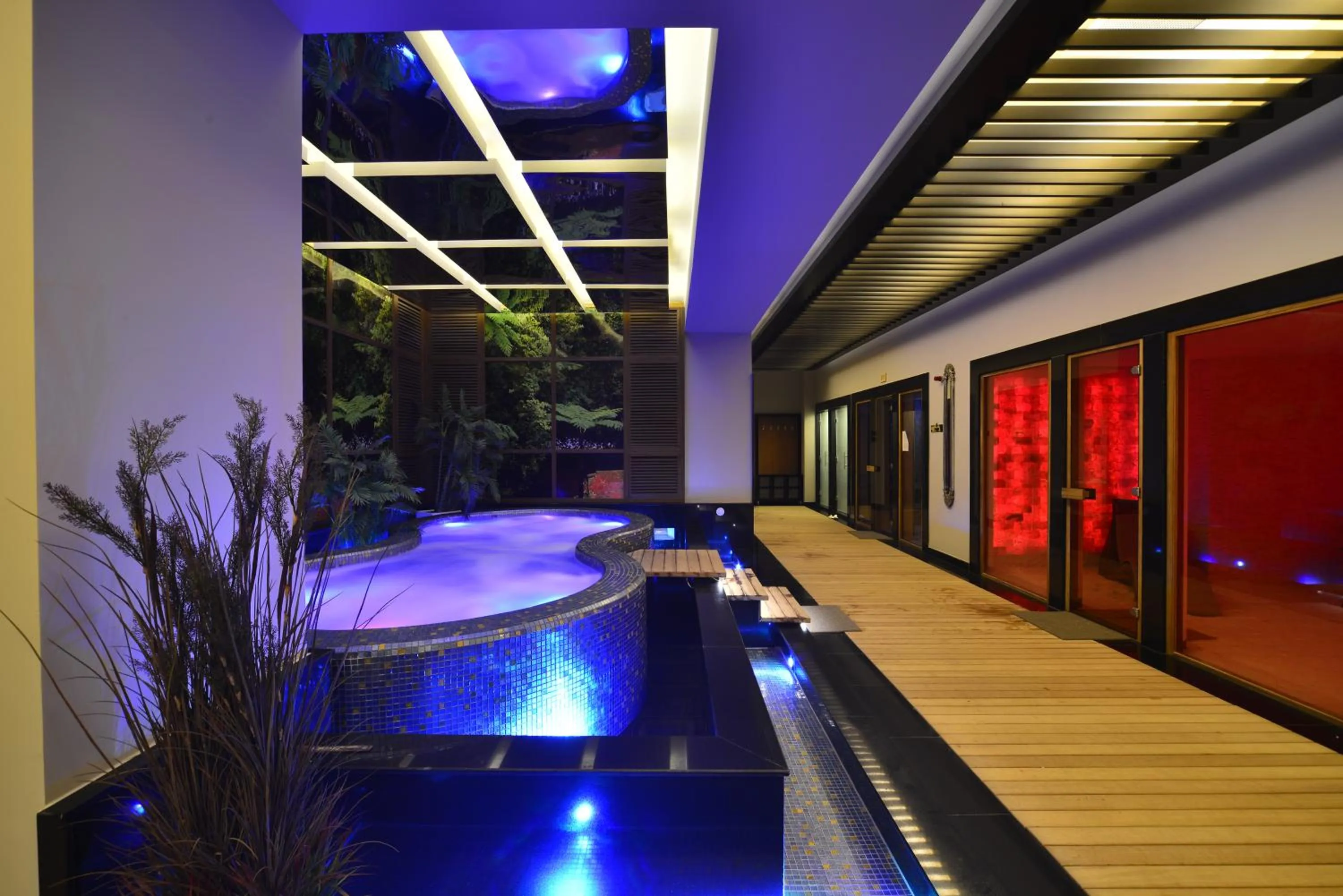 Hot Tub in Elite Luxury Suite & Spa