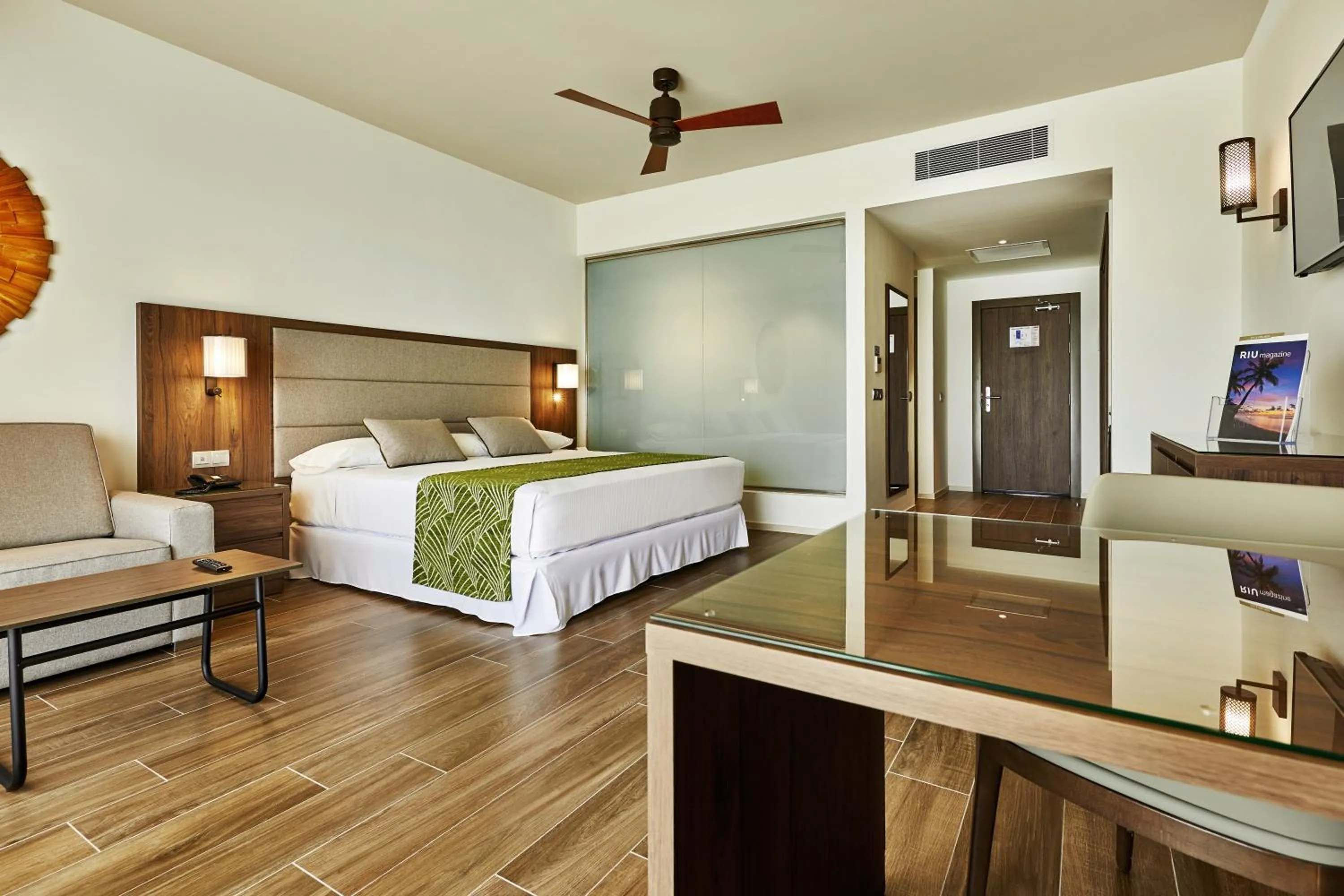 Photo of the whole room, Bed in Riu Palace Maldivas- All Inclusive