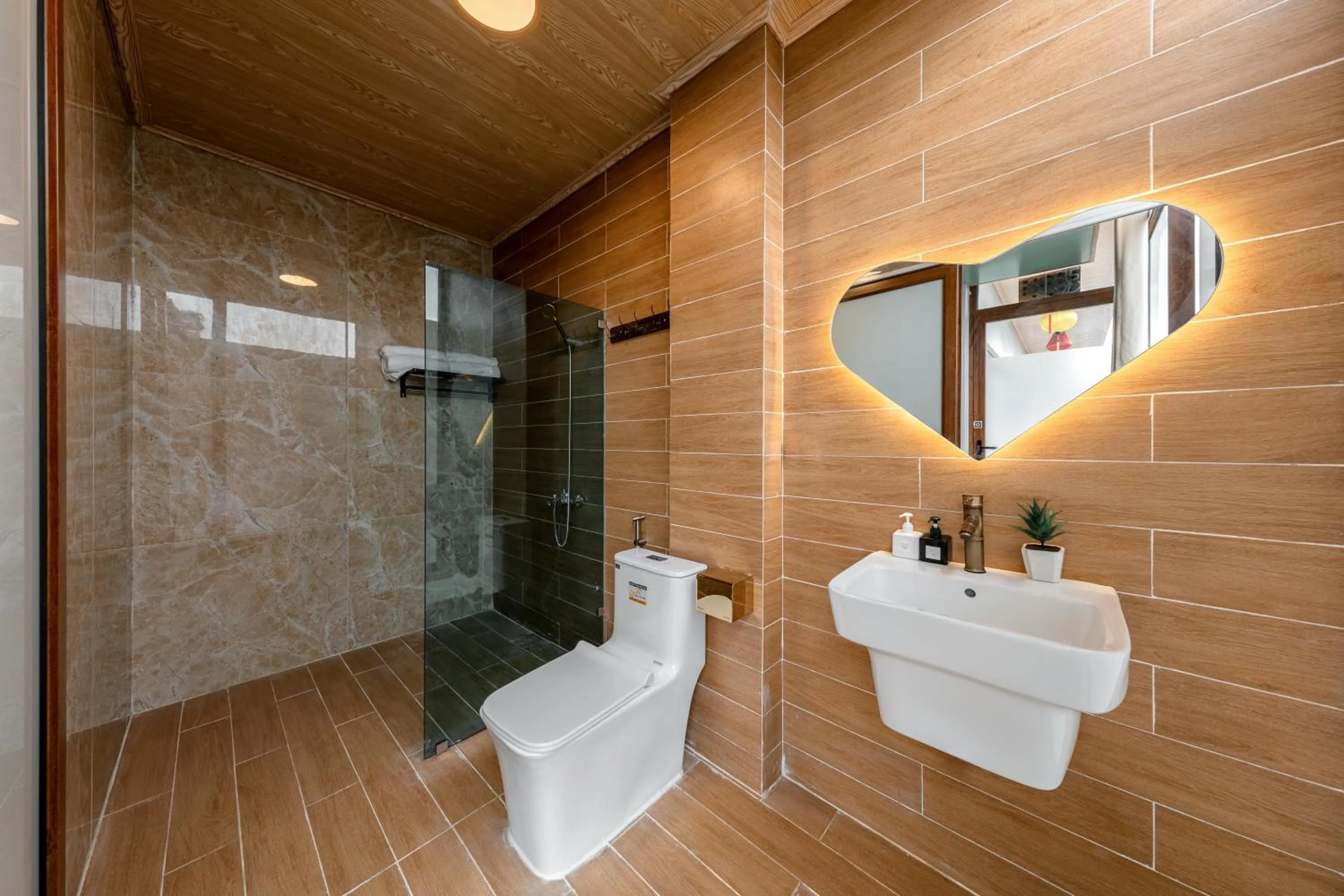 Shower in Trang An Ao Dai Homestay