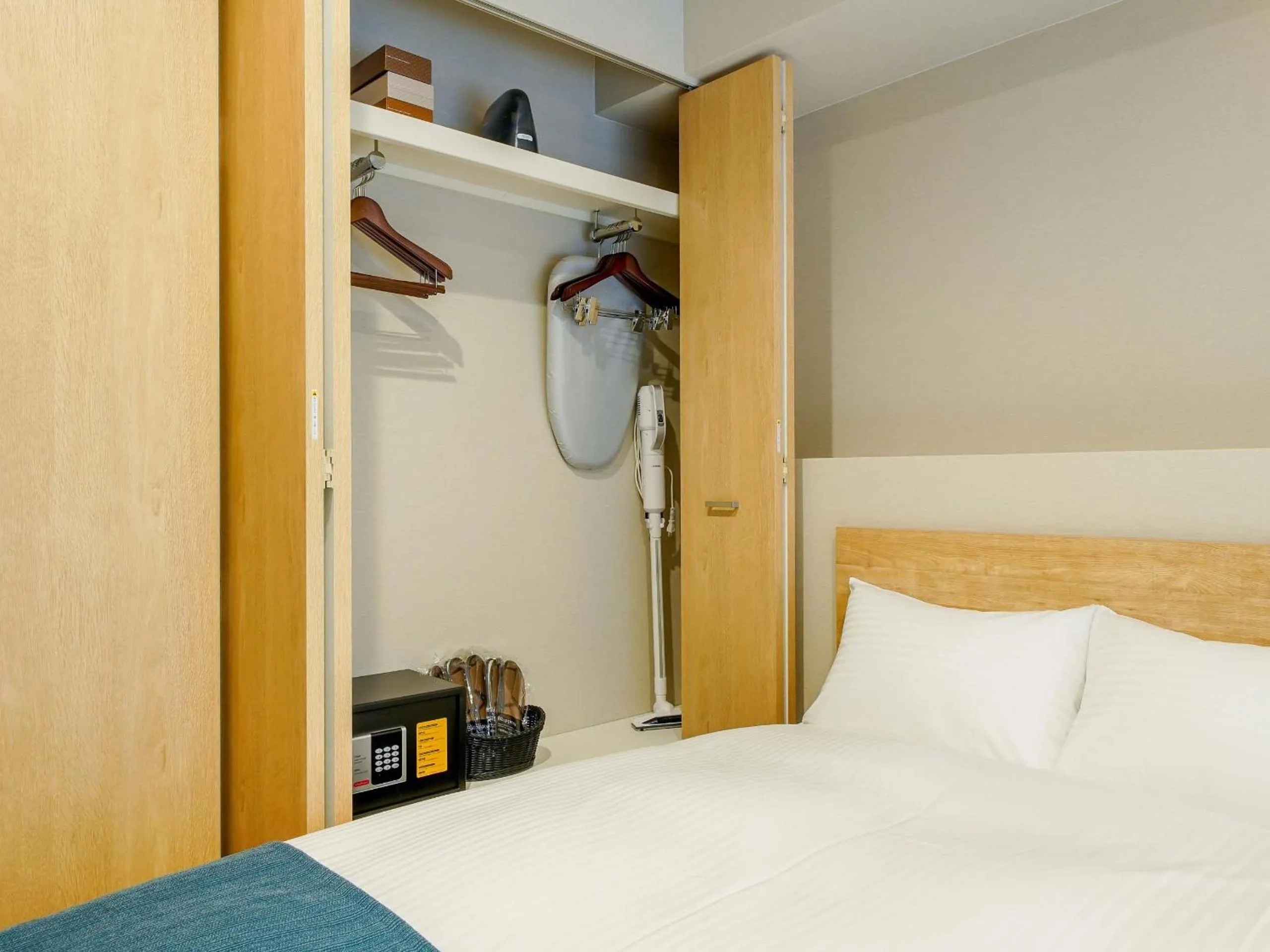 wardrobe, Bed in RESI STAY Heart