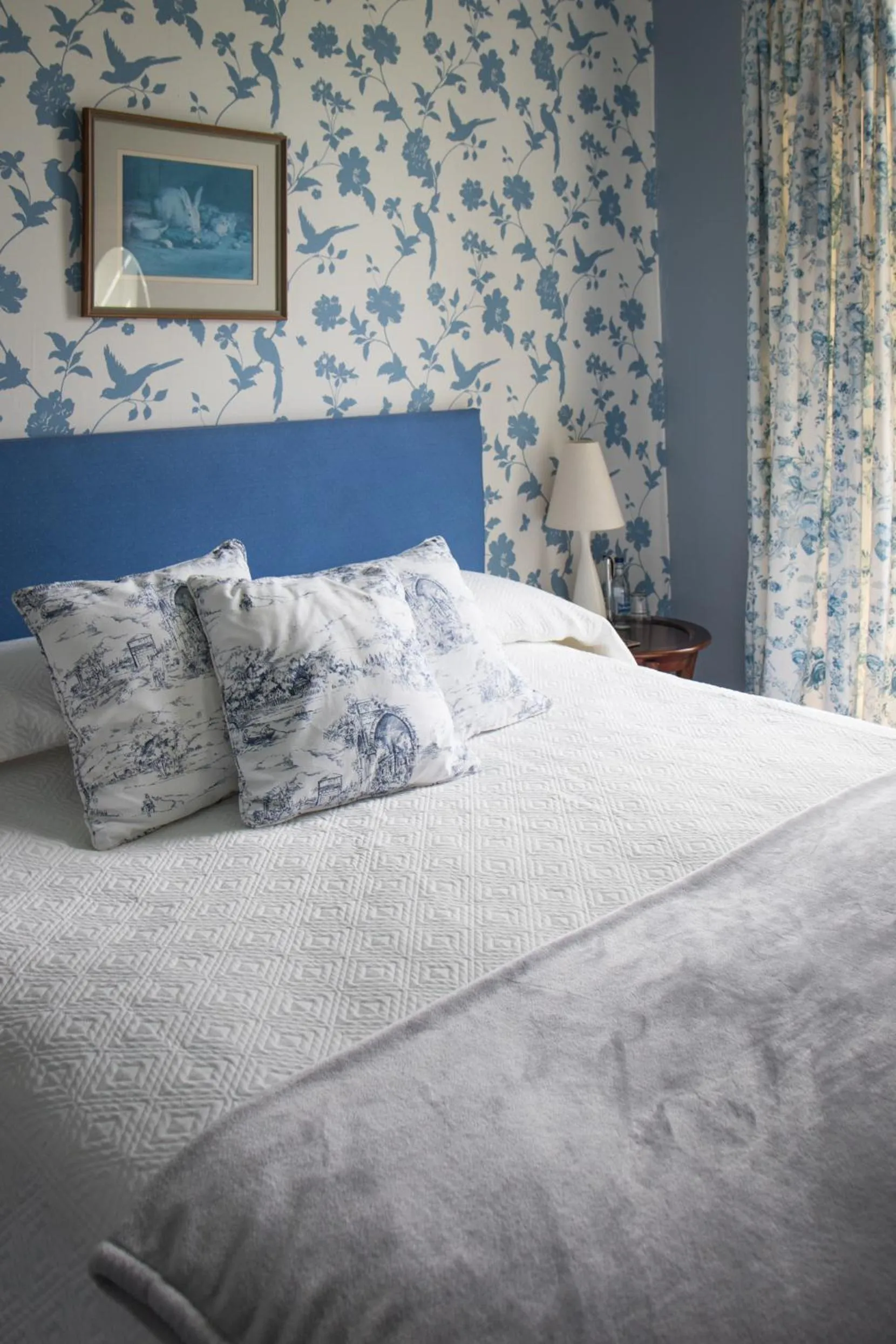 Bed in Whitehouse Country House