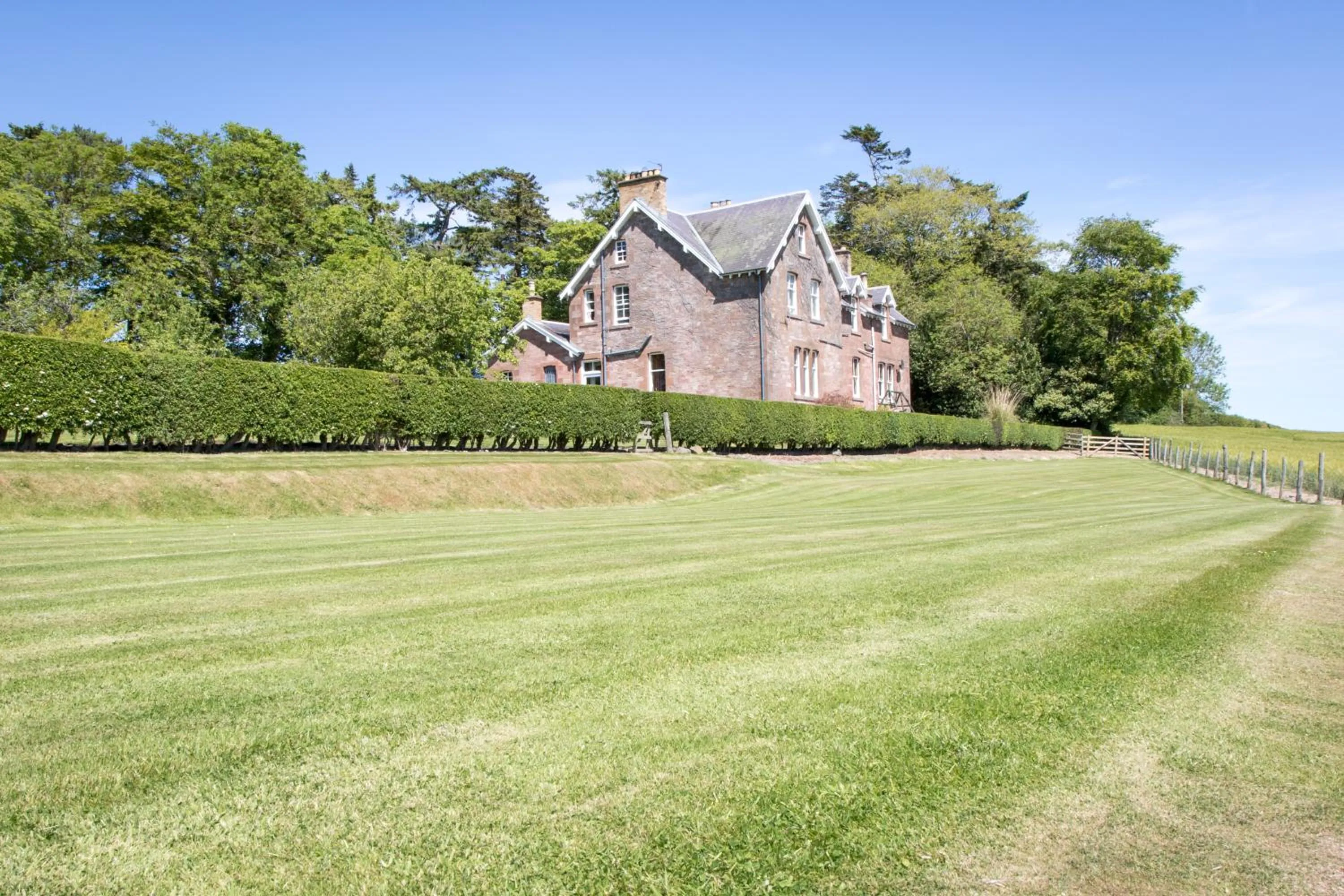 Property building in Whitehouse Country House