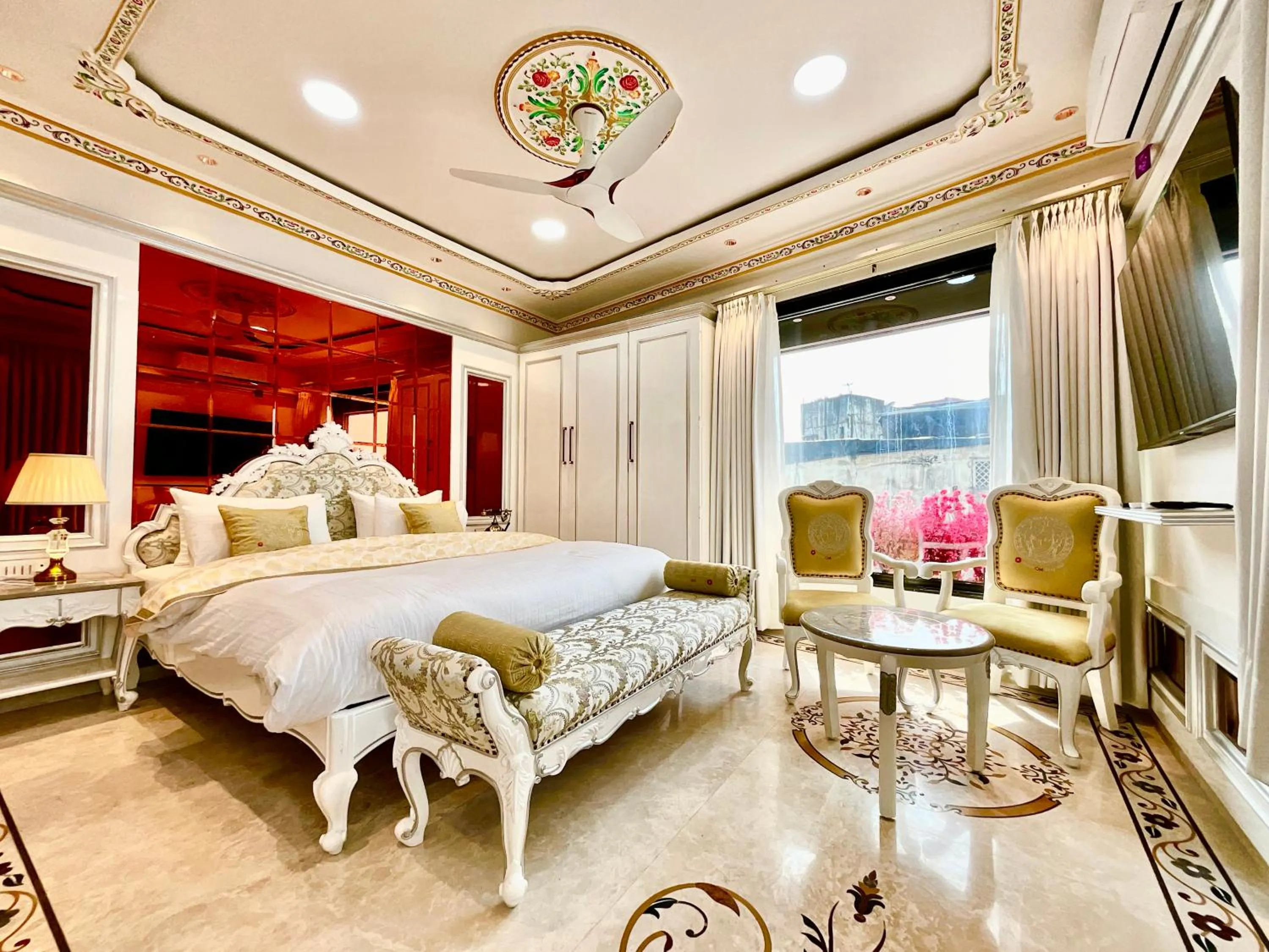 Communal lounge/ TV room in Hotel Om Stay Well