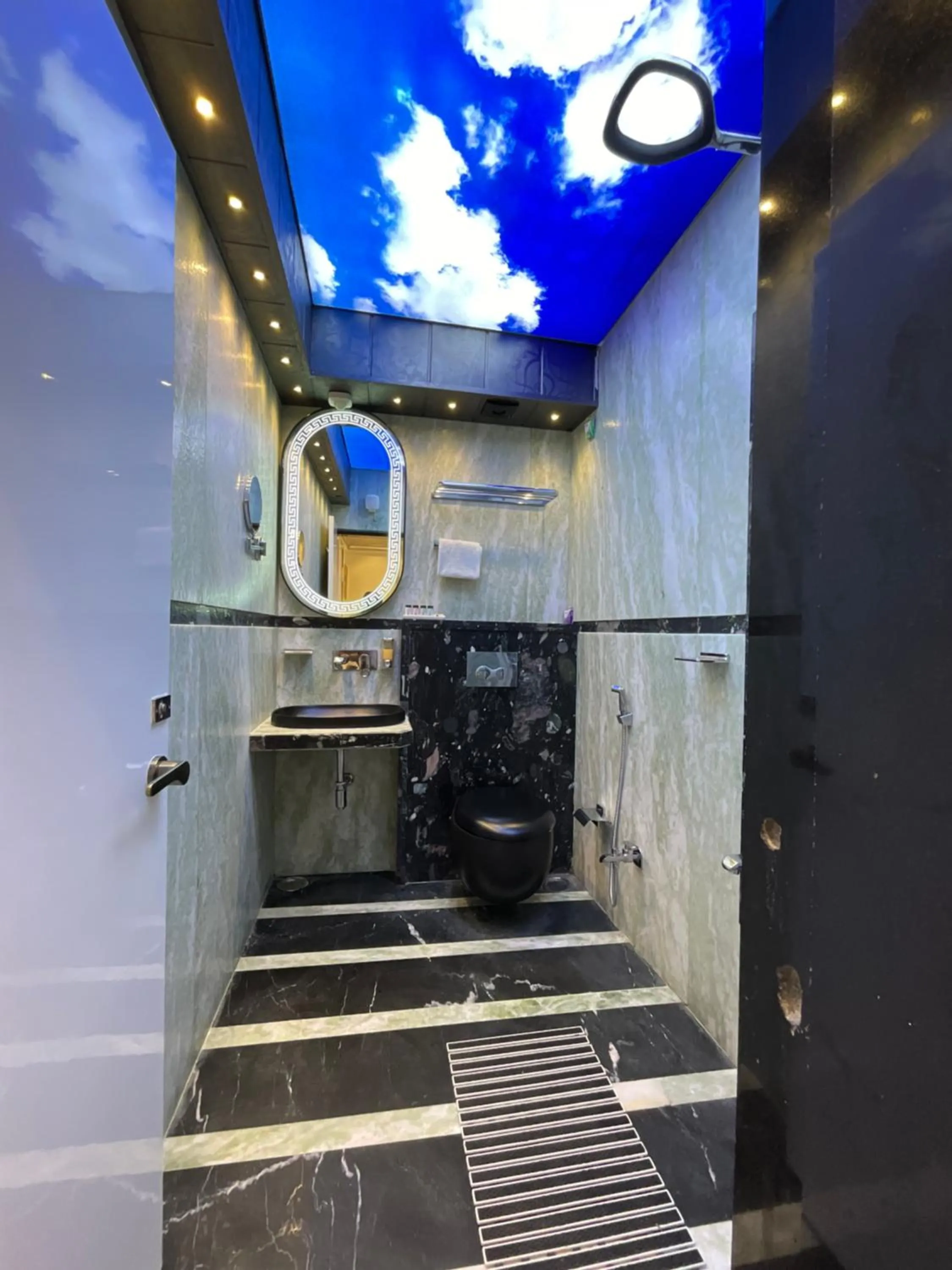 Shower in Hotel Om Stay Well