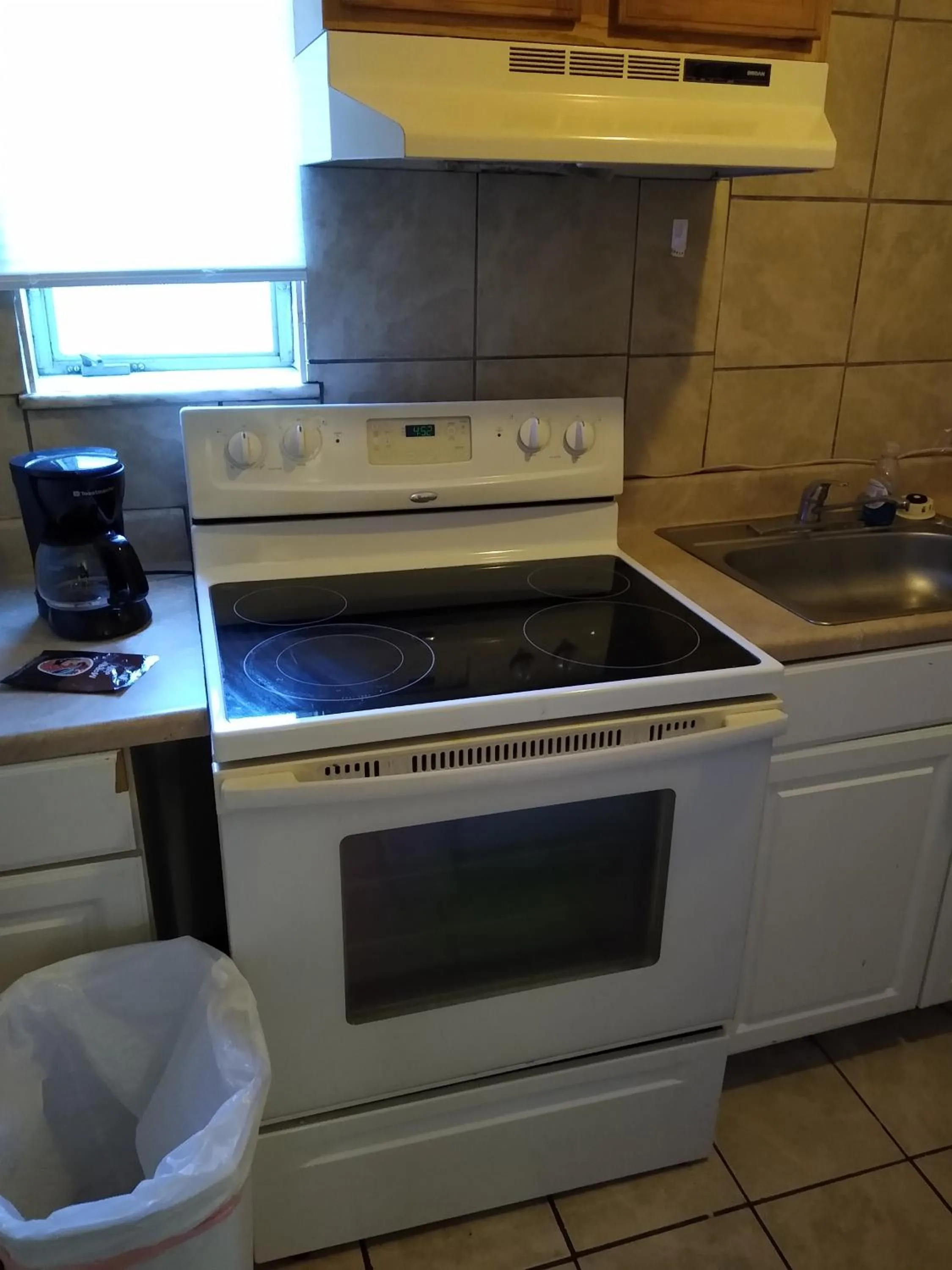 Kitchen or kitchenette in Clarysville Motel