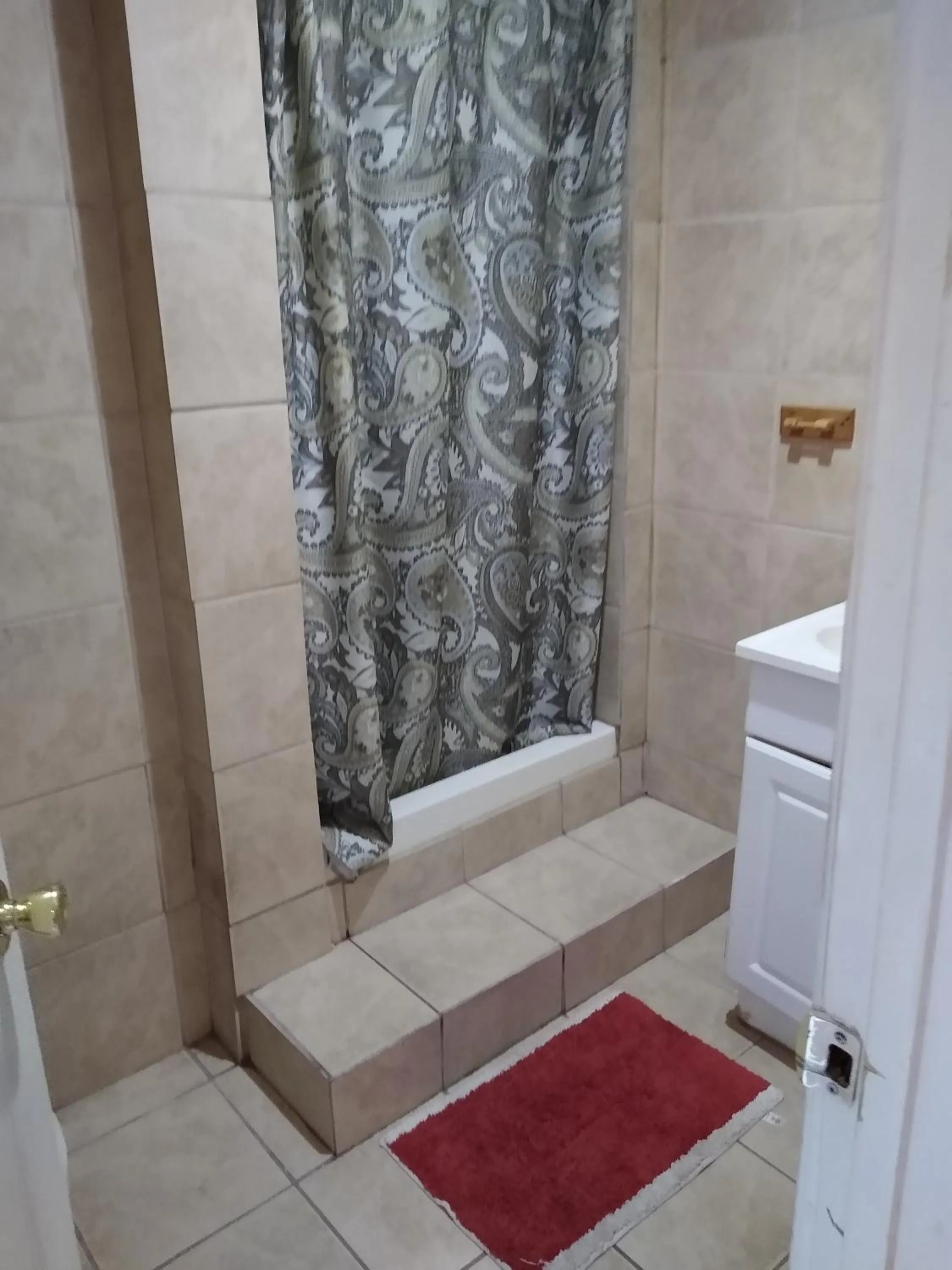 Bathroom in Clarysville Motel