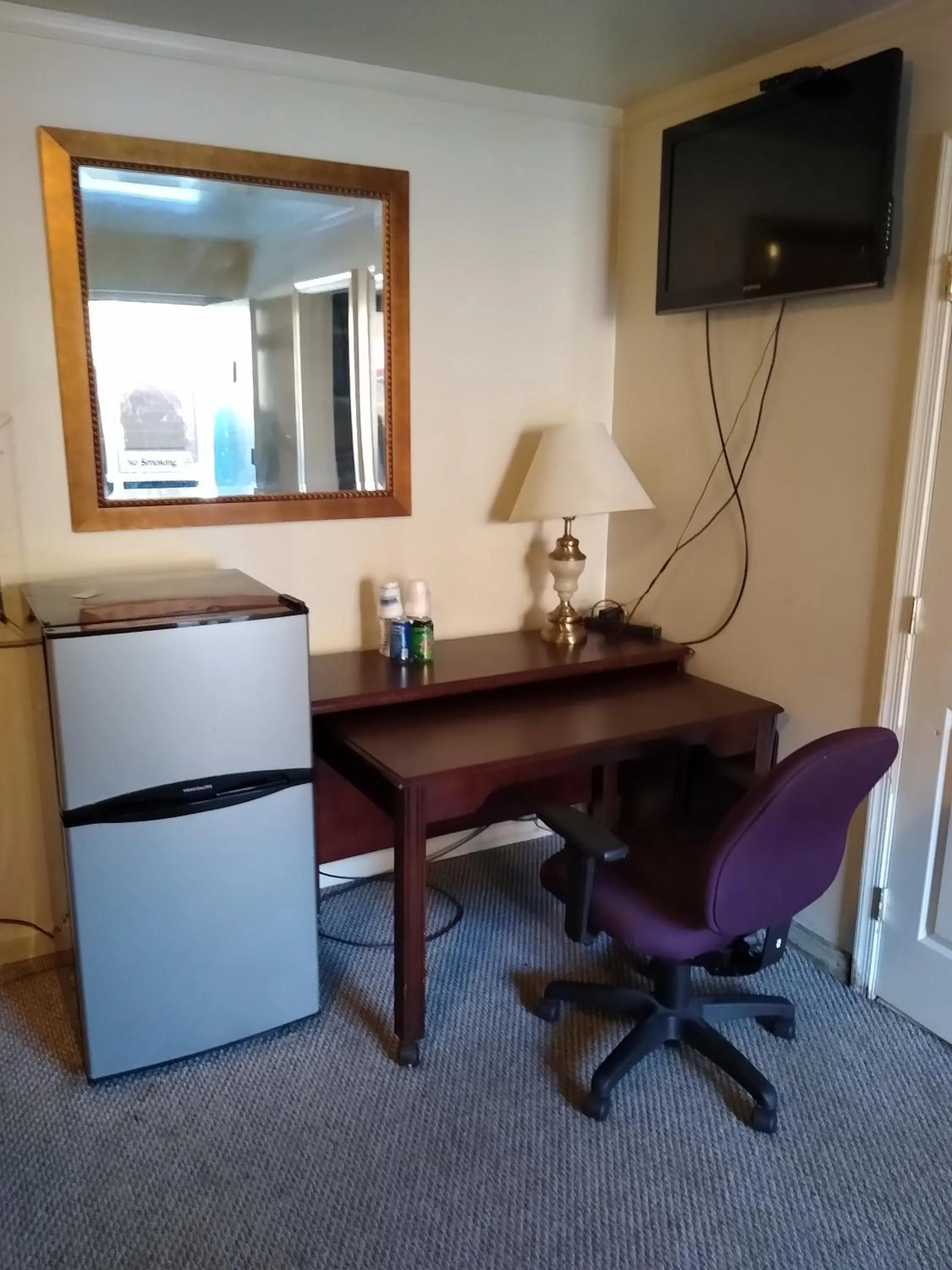 TV and multimedia in Clarysville Motel