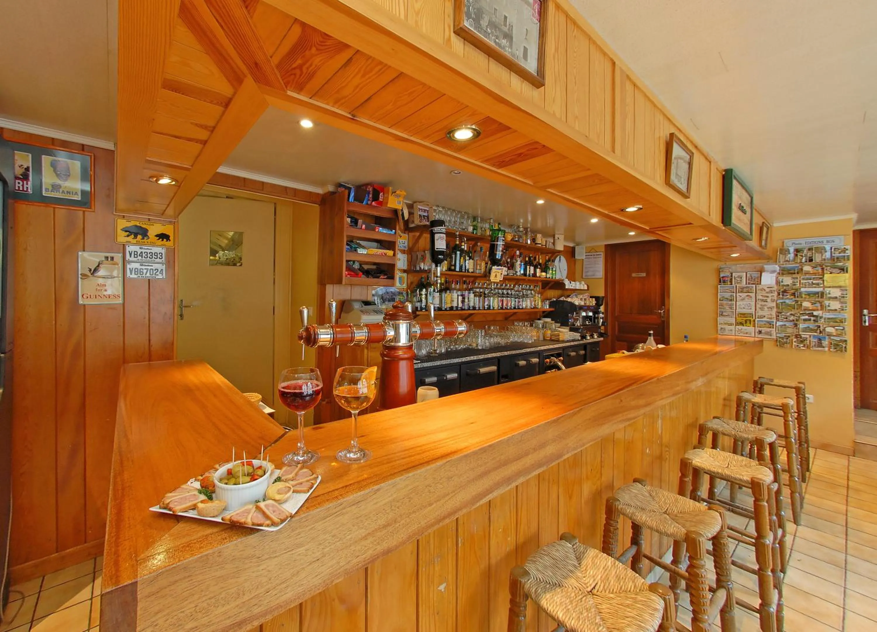 Lounge or bar in Logis Hôtel restaurant La Remise