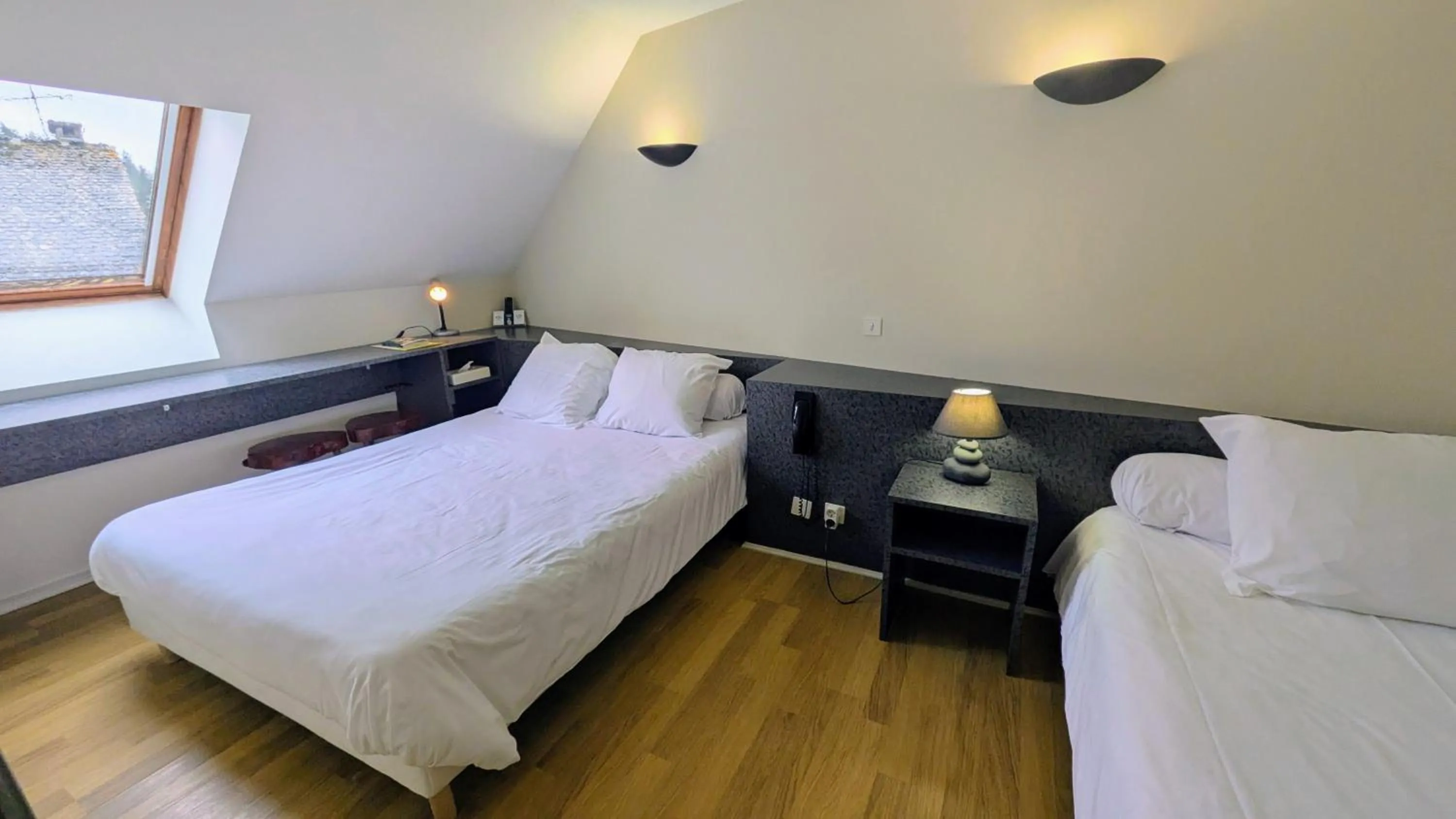 Bed in Logis Hôtel restaurant La Remise