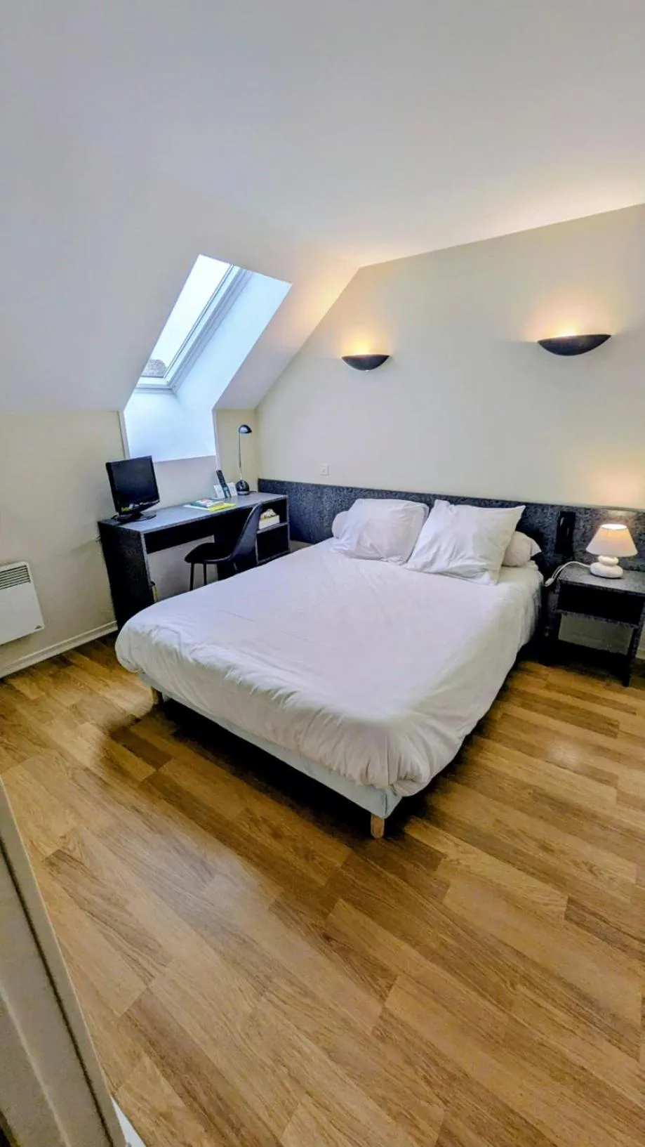 Bed in Logis Hôtel restaurant La Remise