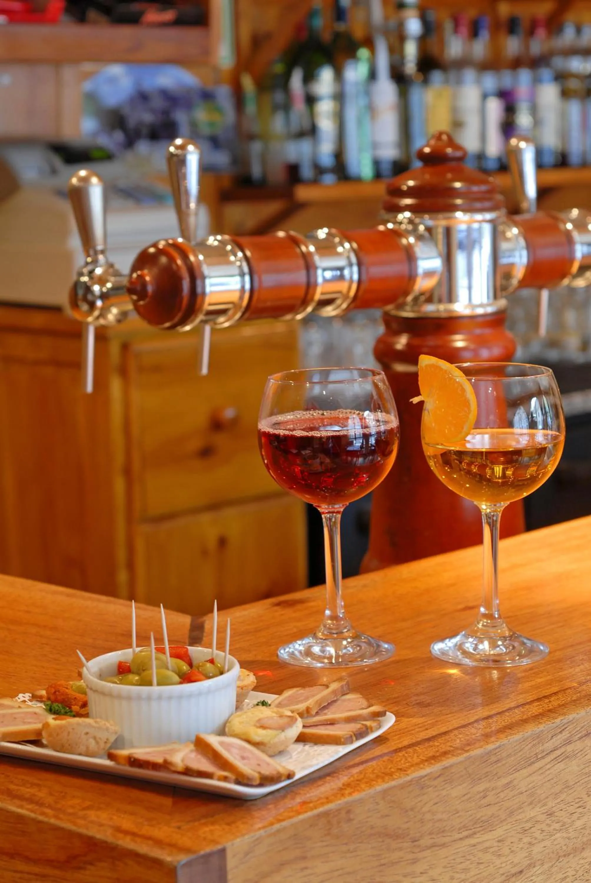 Lounge or bar in Logis Hôtel restaurant La Remise