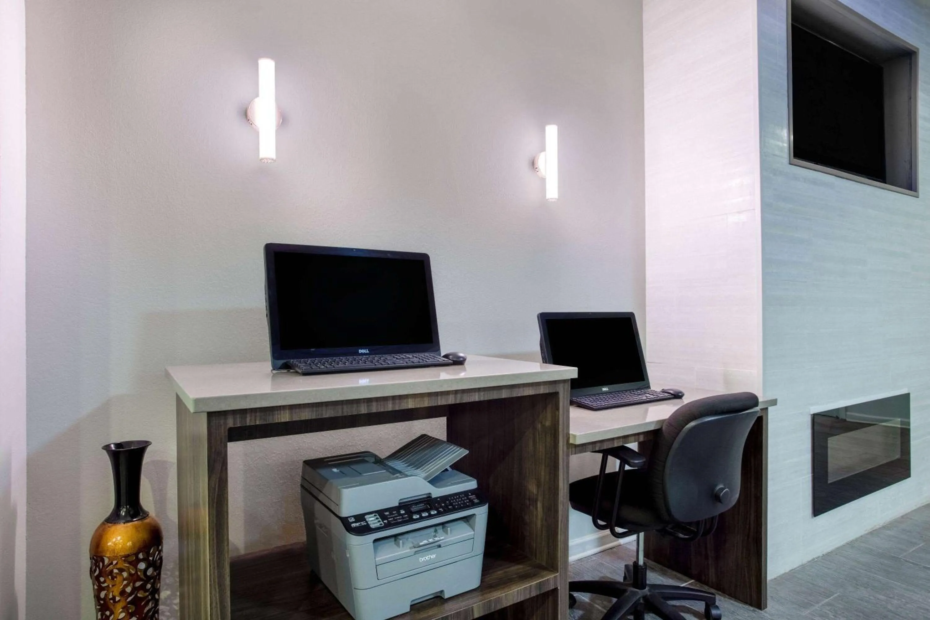 Business facilities in La Quinta by Wyndham Huntsville Airport Madison