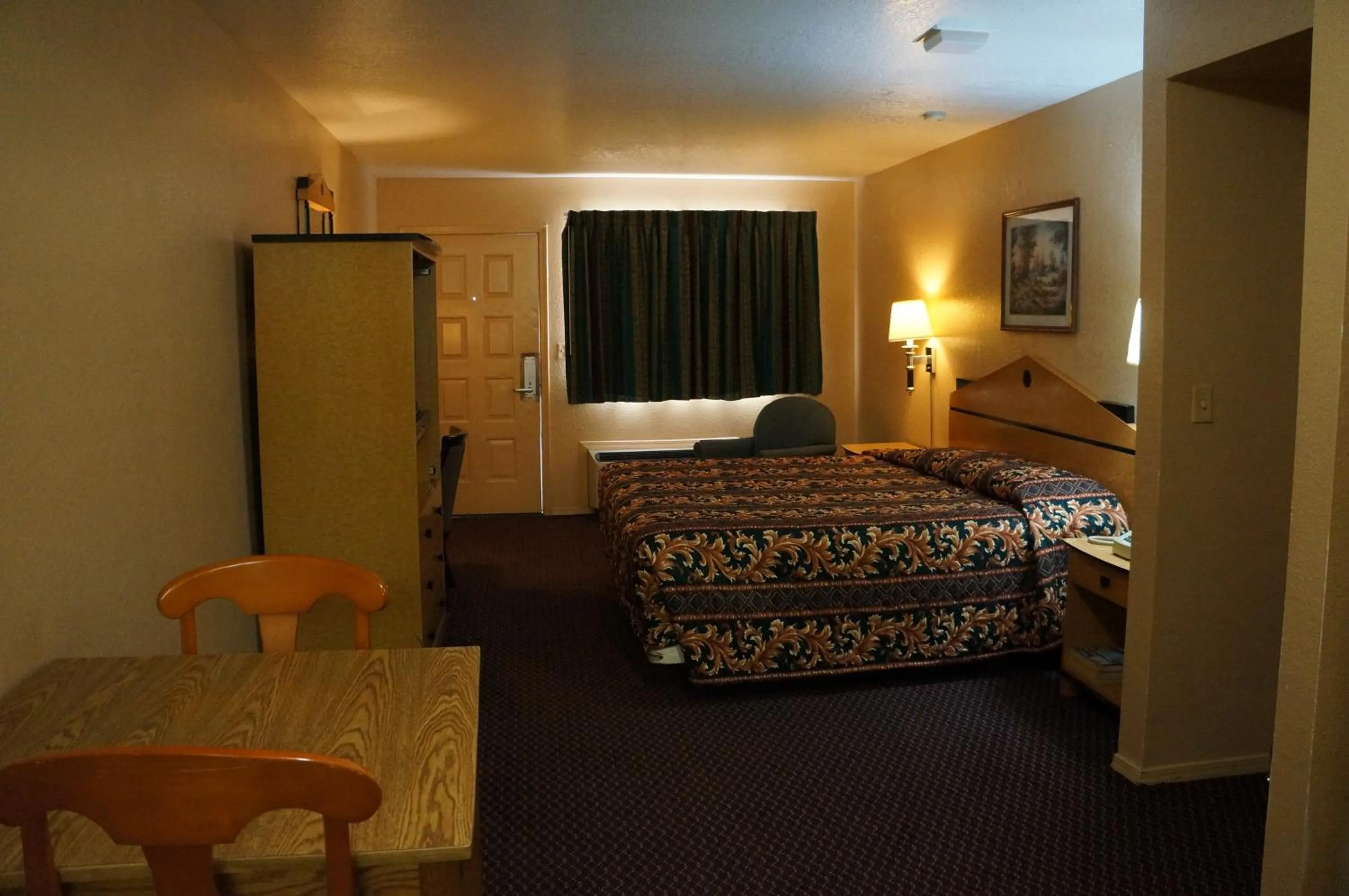 Bed in Delux Inn Tulsa