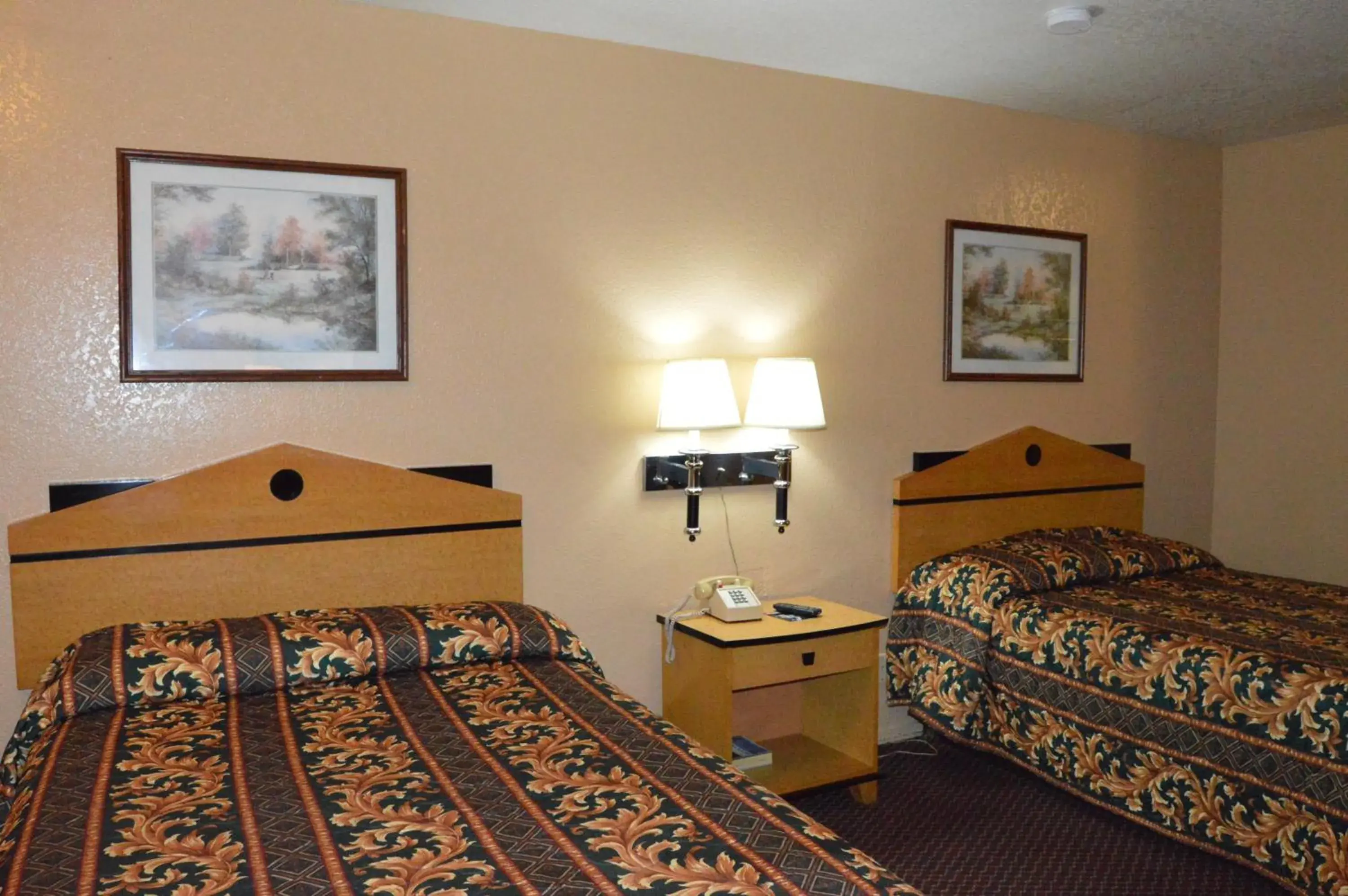 Double Room with Two Double Beds in Delux Inn Tulsa Double Room with Two Double Beds in Delux Inn Tulsa