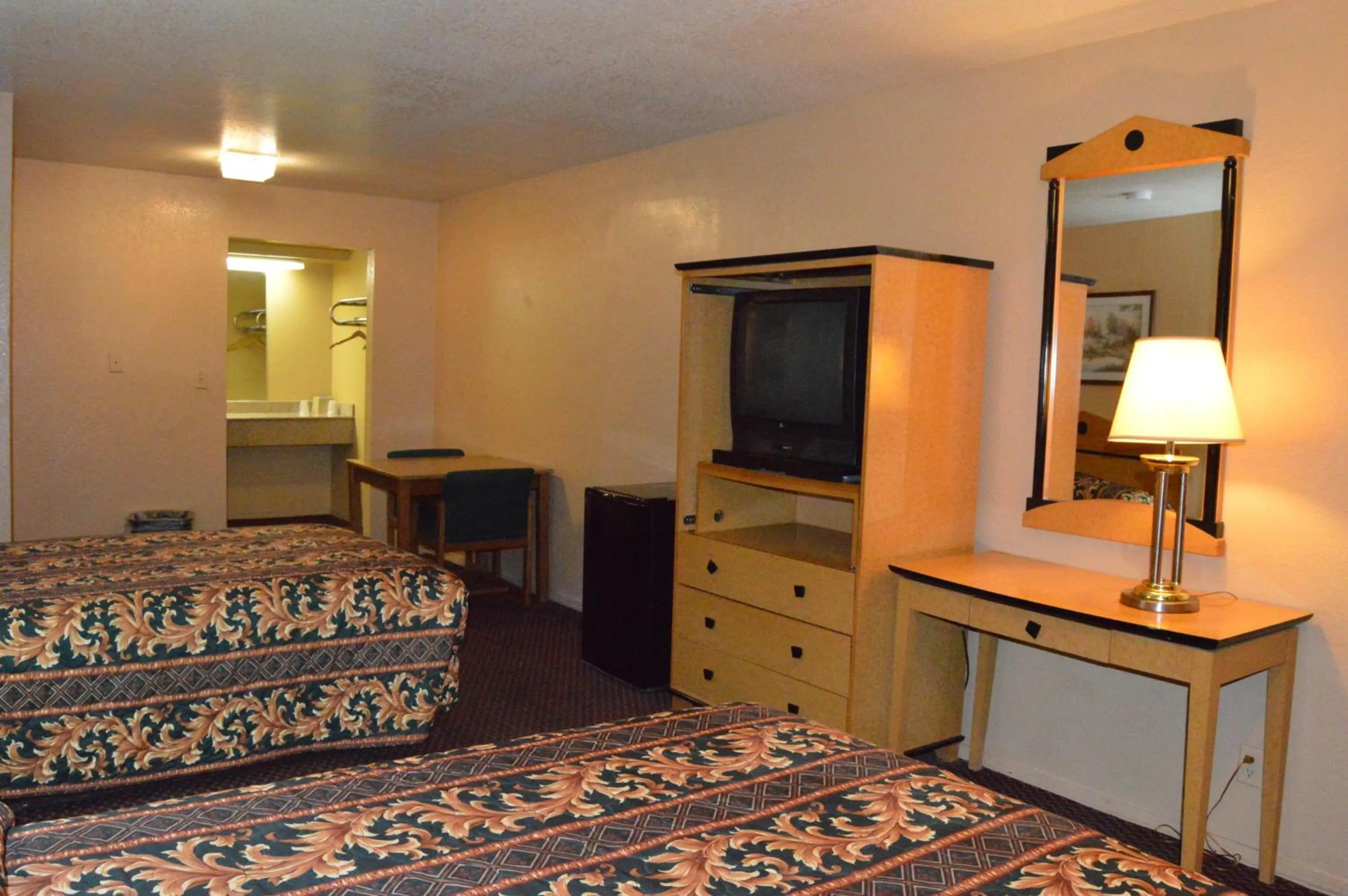 Bed in Delux Inn Tulsa