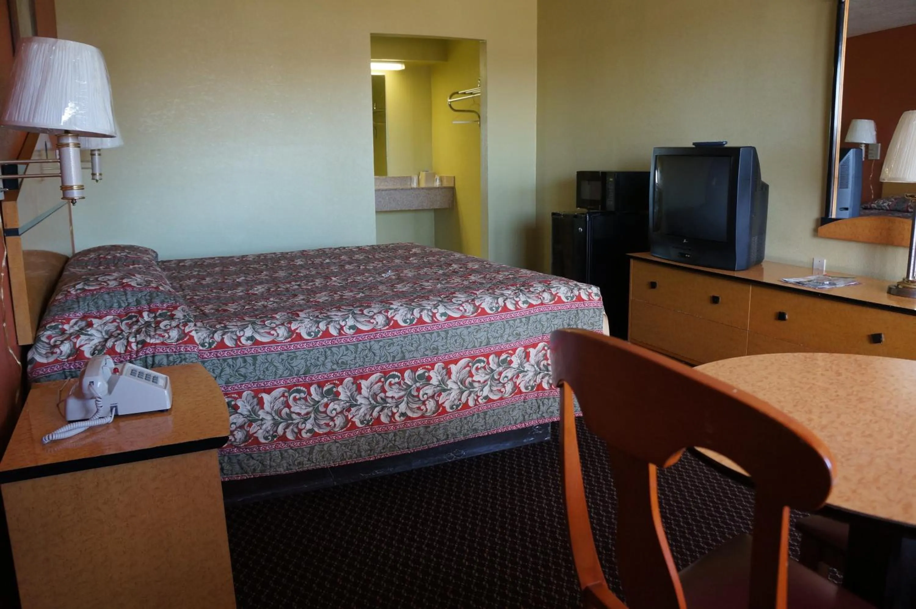 Bed in Delux Inn Tulsa