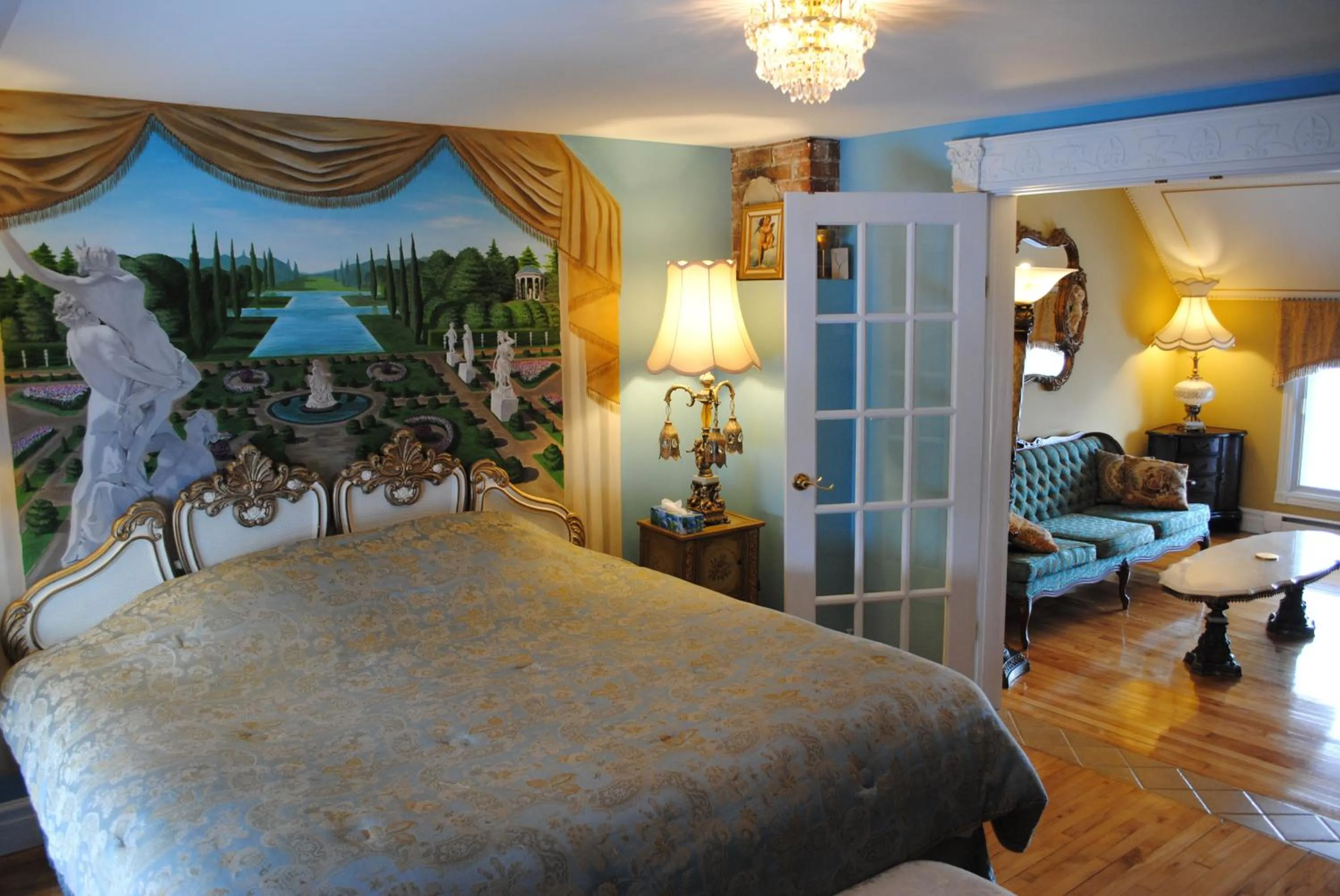 Living room, Bed in Auberge Marquis de Montcalm