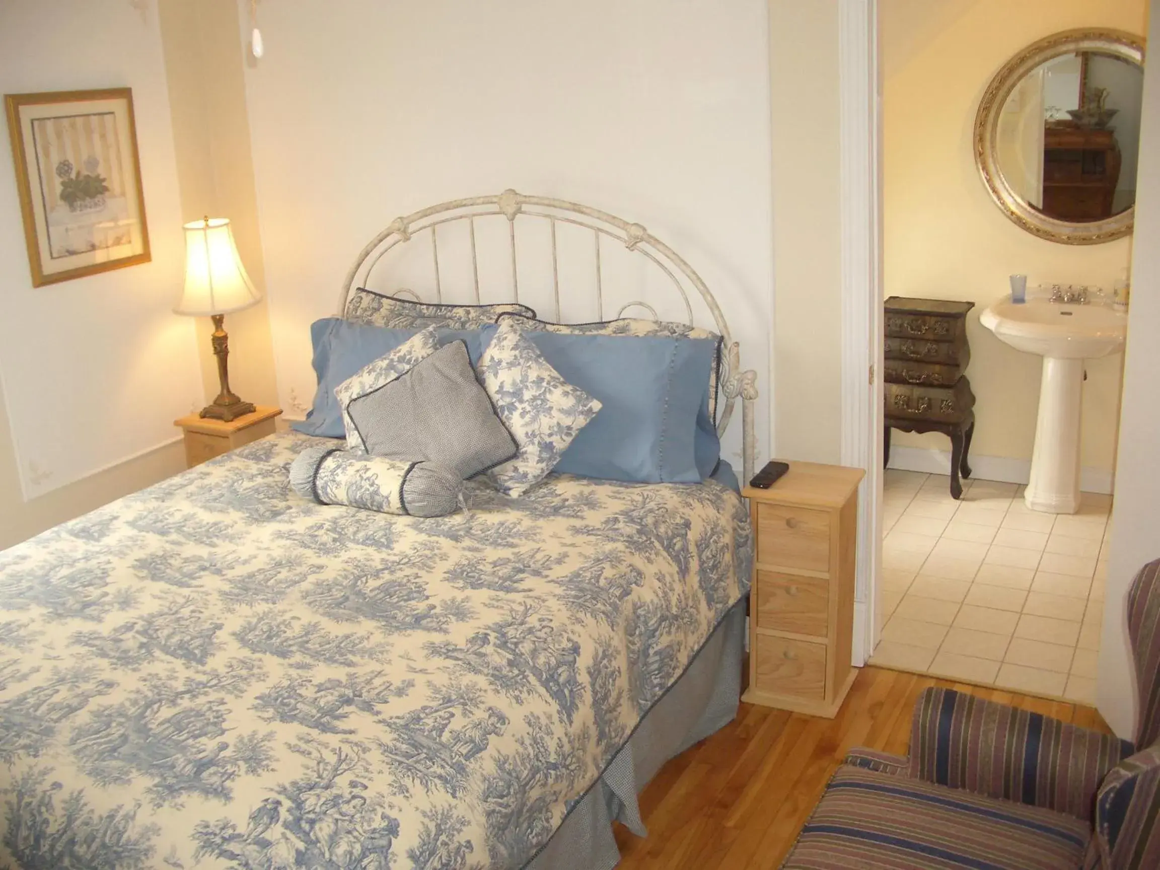 Queen Room in Auberge Marquis de Montcalm Queen Room in Auberge Marquis de Montcalm