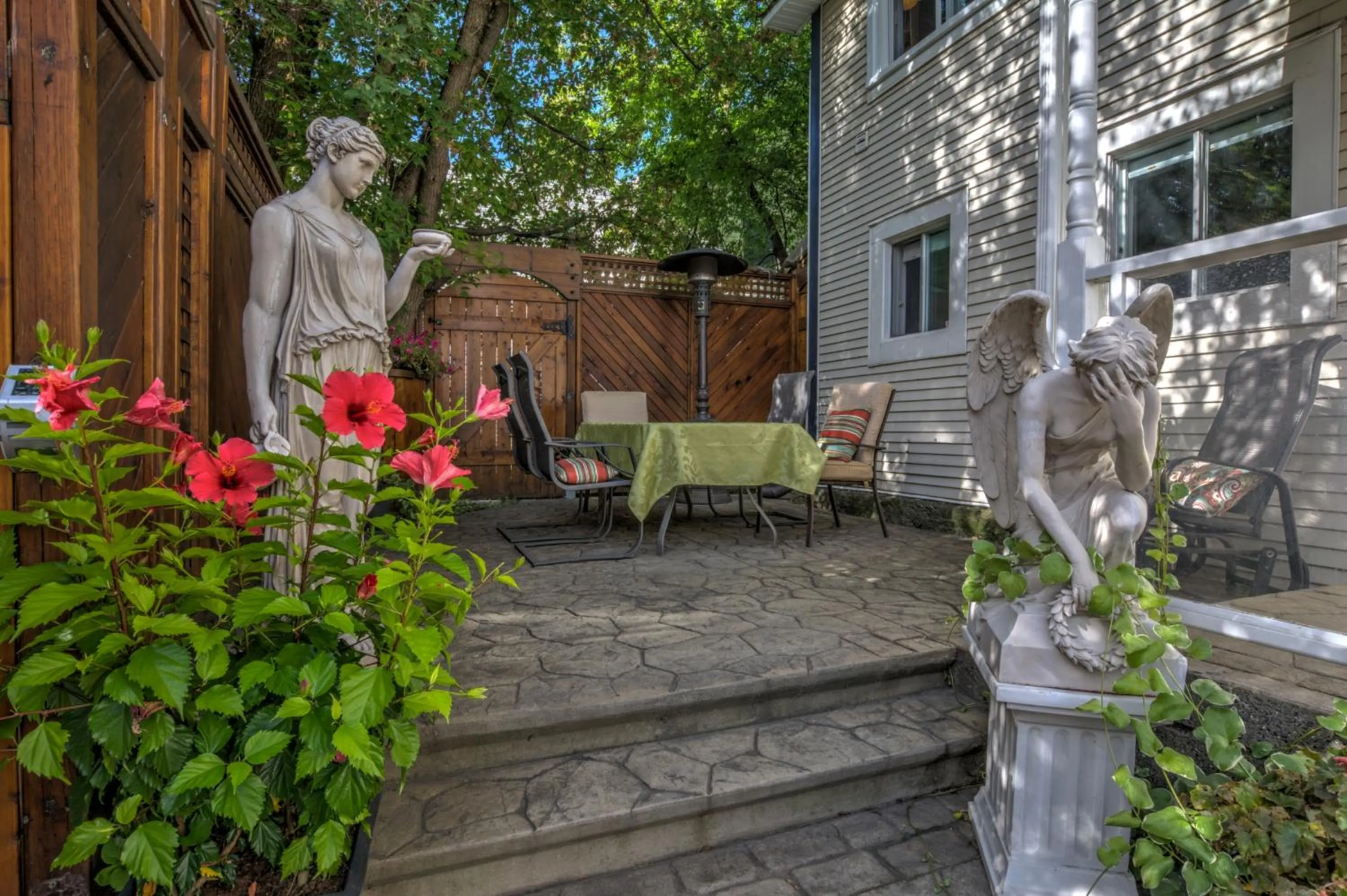 Patio in Auberge Marquis de Montcalm