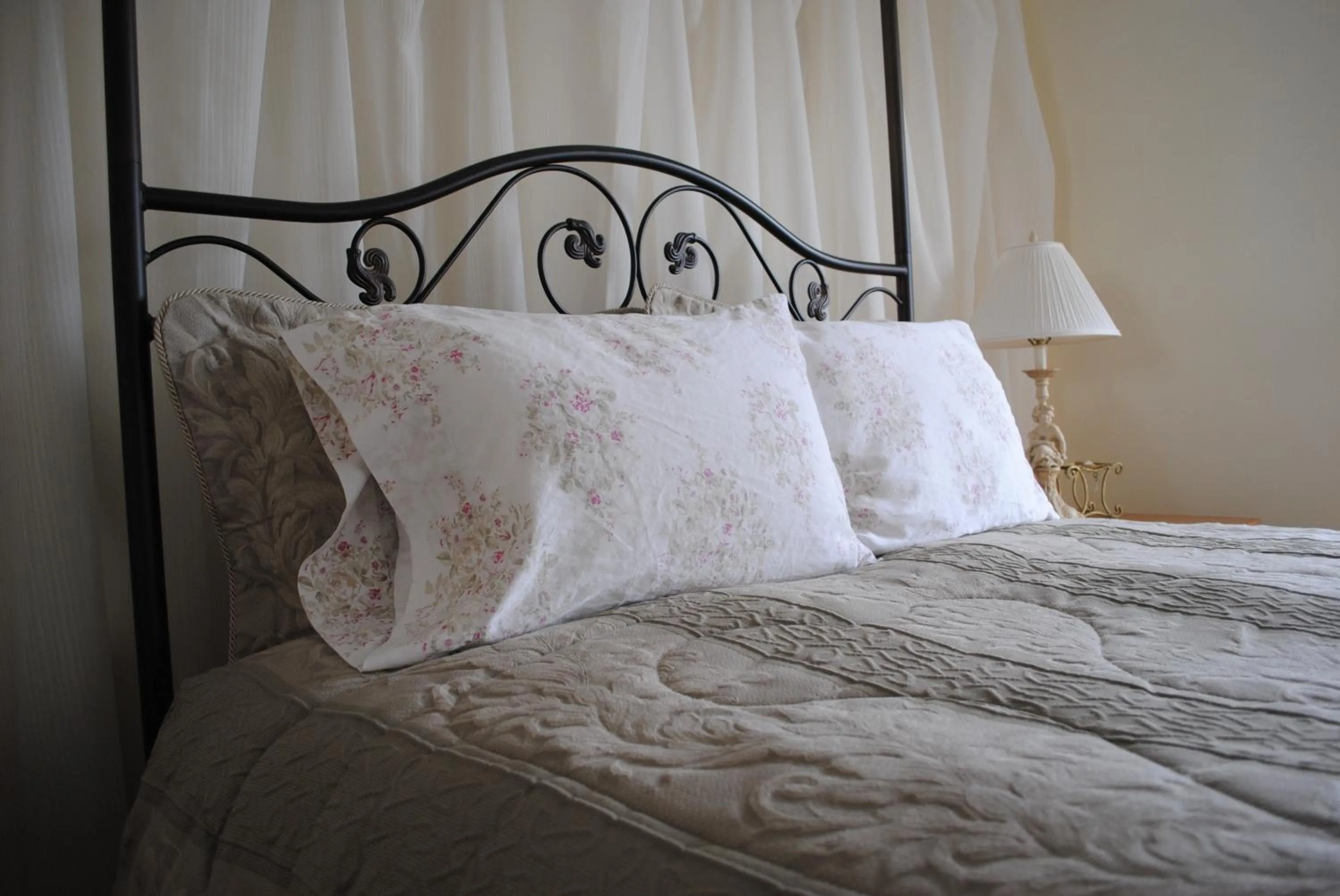 Bed in Auberge Marquis de Montcalm