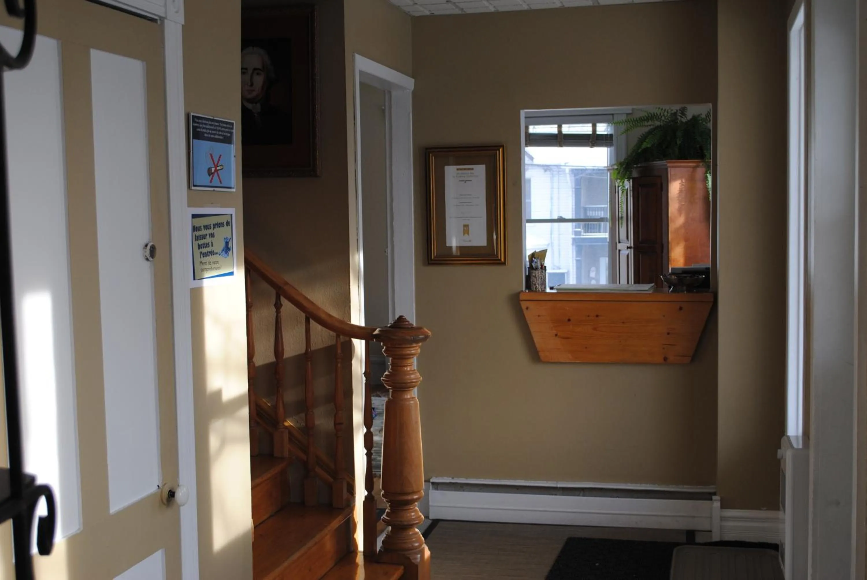 Communal lounge/ TV room in Auberge Marquis de Montcalm