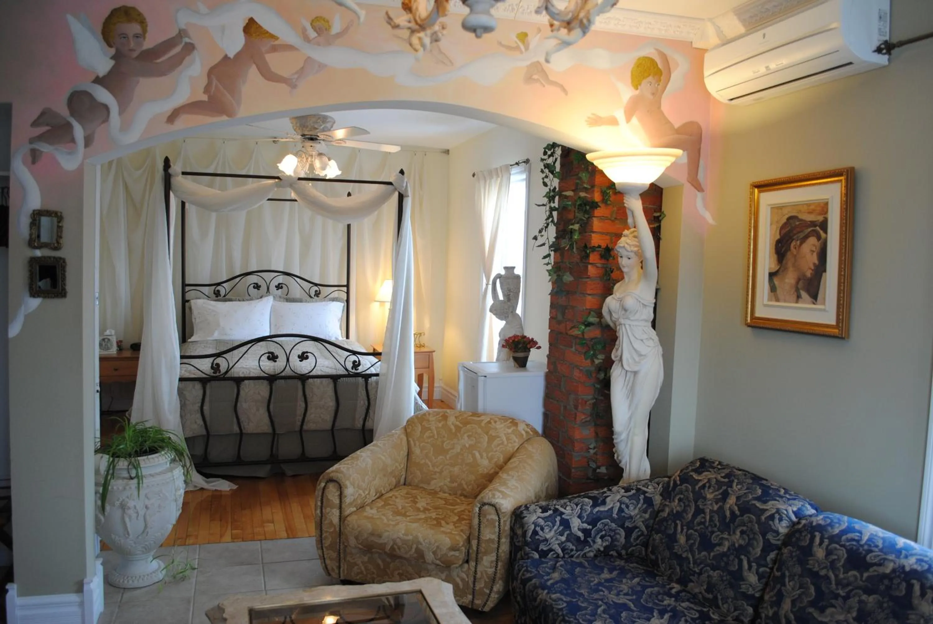 Living room, Bed in Auberge Marquis de Montcalm