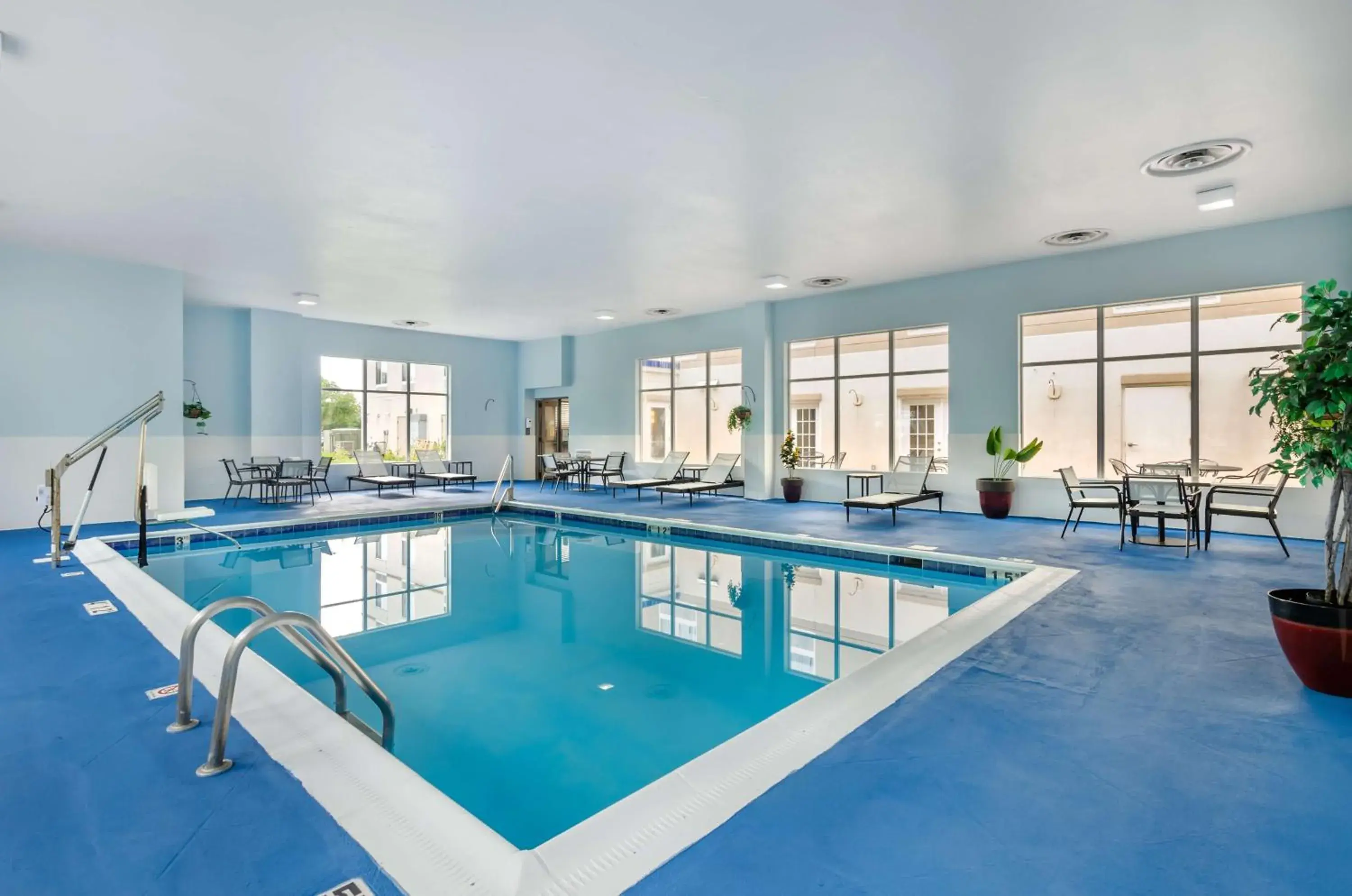 Pool view in Best Western Plus Waynesboro Pool view in Best Western Plus Waynesboro