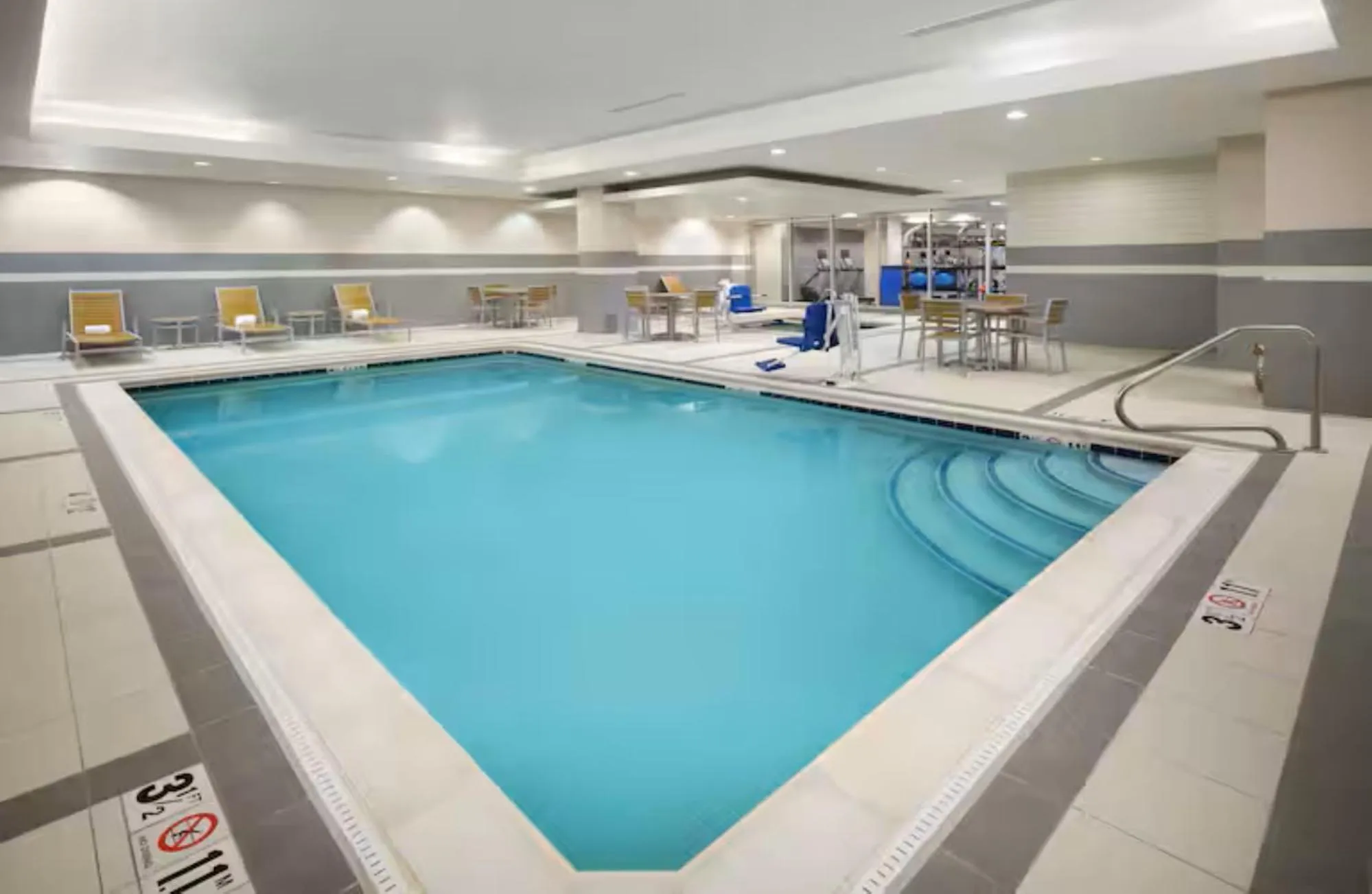 Swimming pool in Hampton Inn & Suites Denver Downtown Convention Center