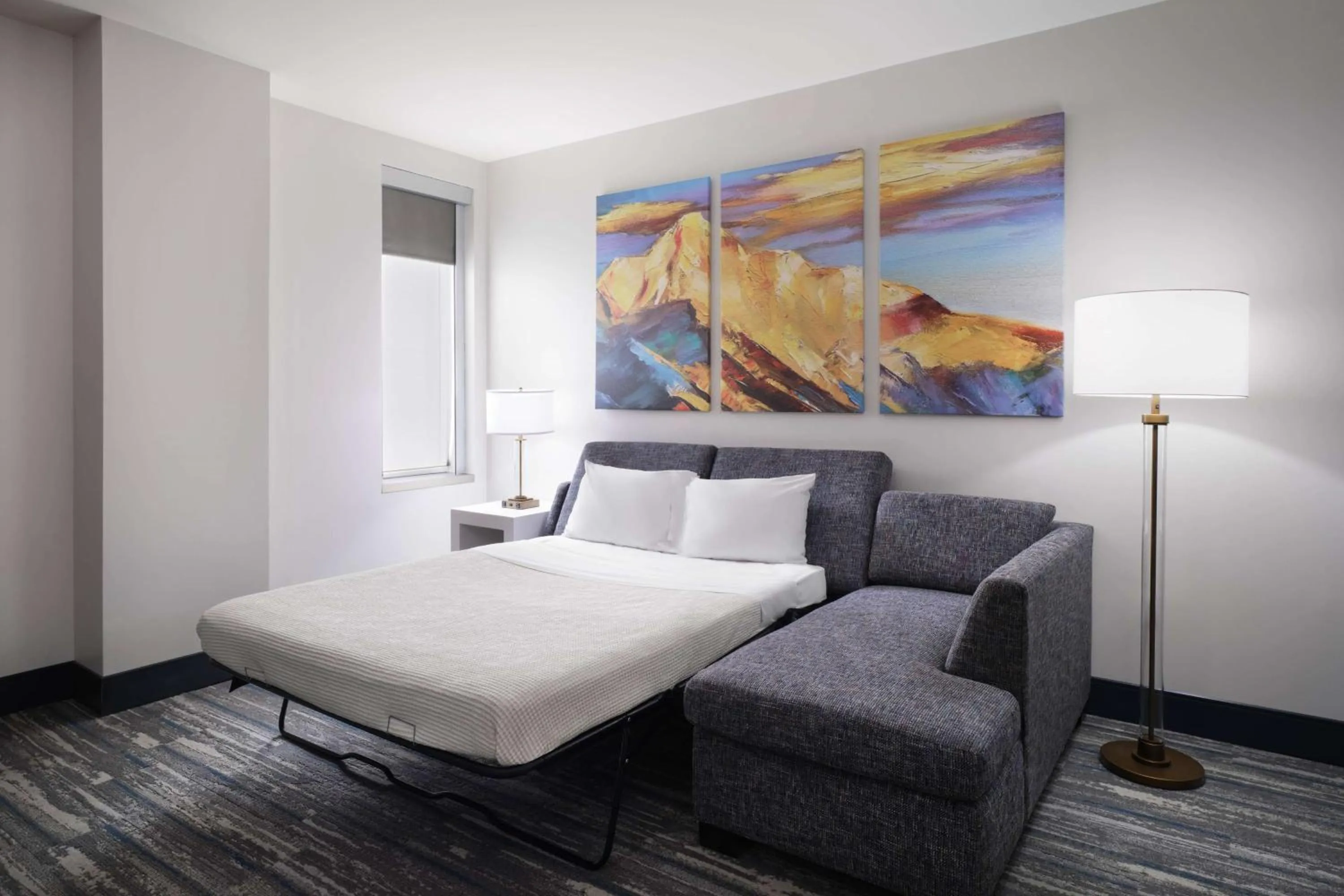 Living room, Bed in Hampton Inn & Suites Denver Downtown Convention Center