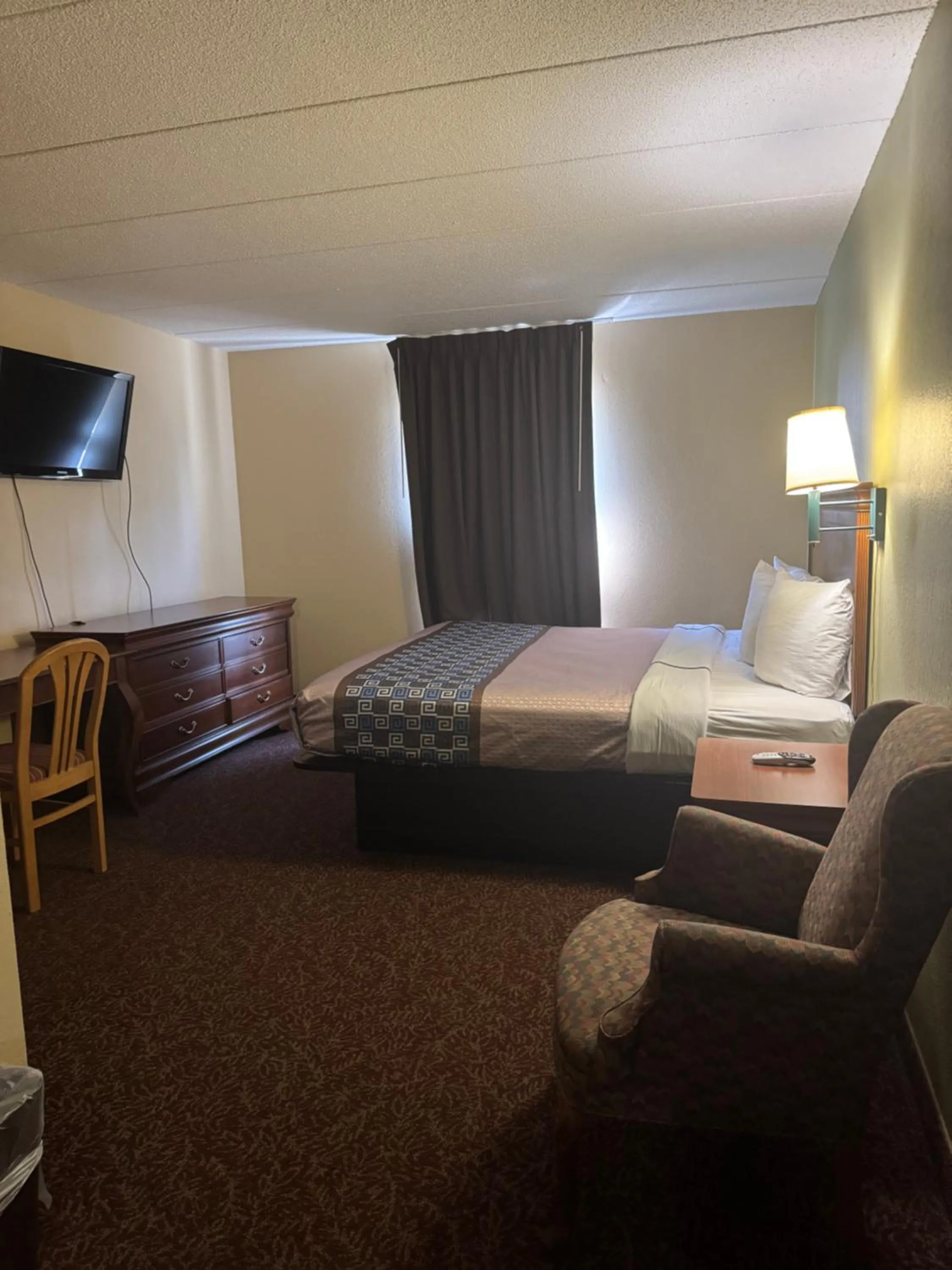 King Room - Non-Smoking in Emerald Inn
