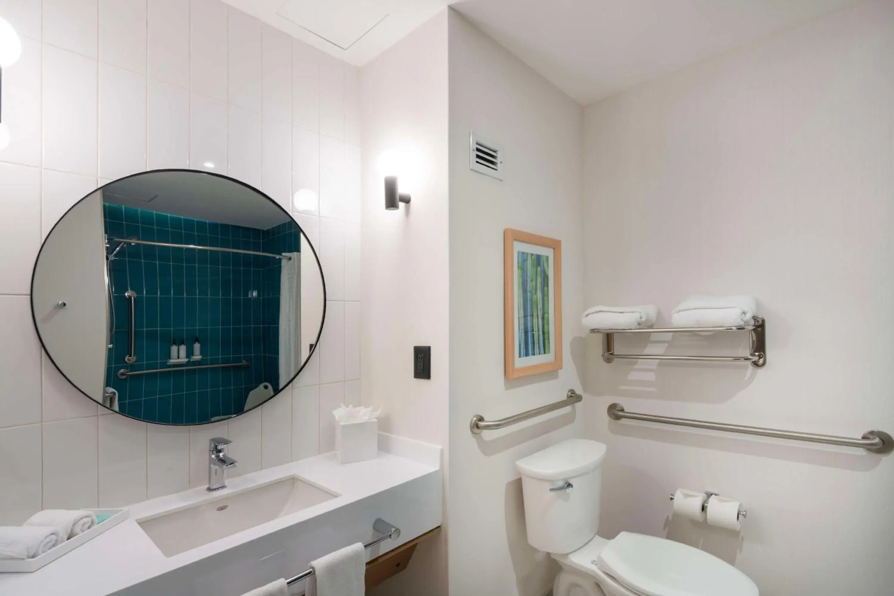 Bathroom in Hampton by Hilton Saltillo Zona Aeropuerto Bathroom in Hampton by Hilton Saltillo Zona Aeropuerto