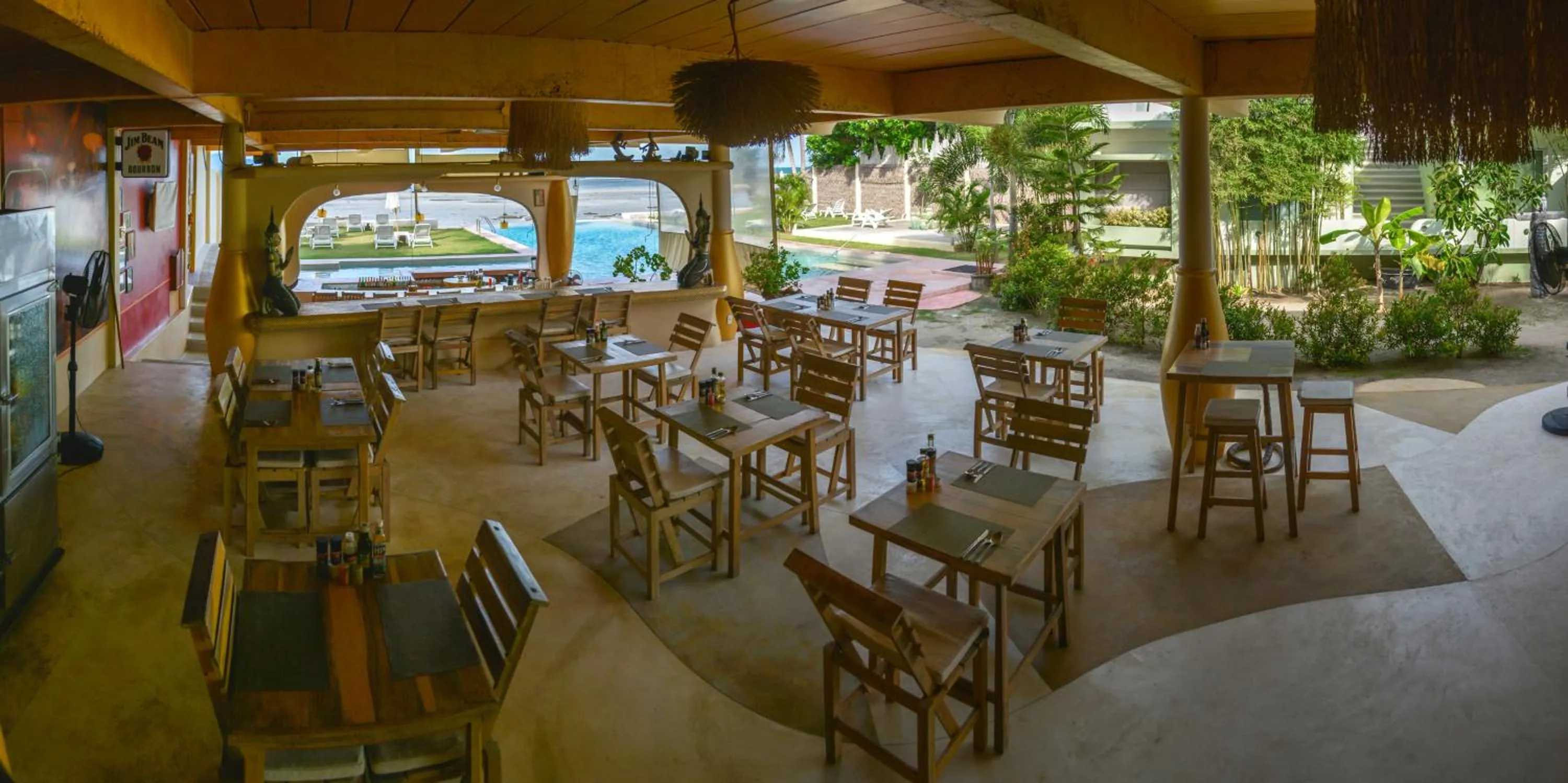 Restaurant/places to eat in Le Divine Comedie Beach Resort