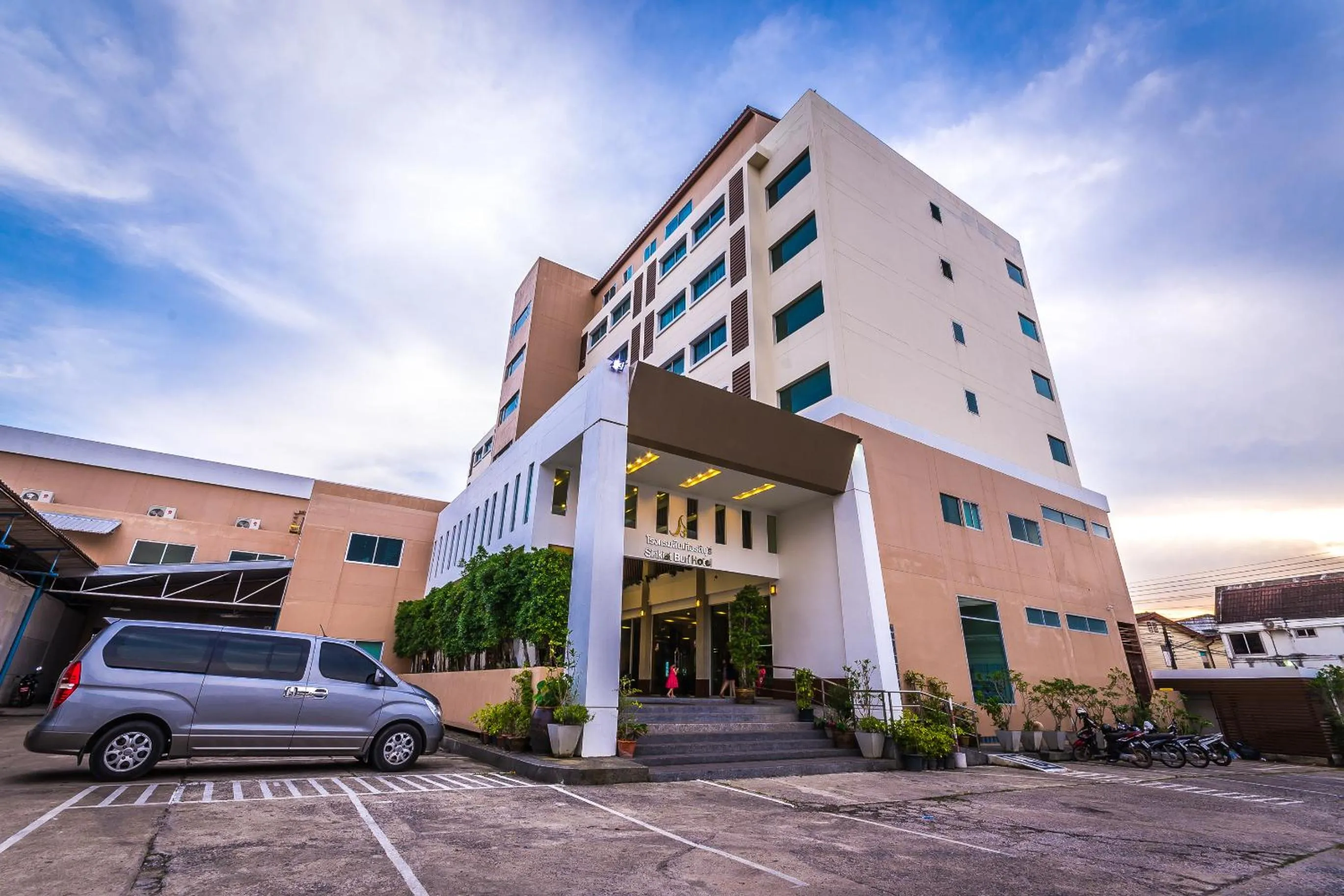 Facade/entrance in SinKiat Buri Hotel