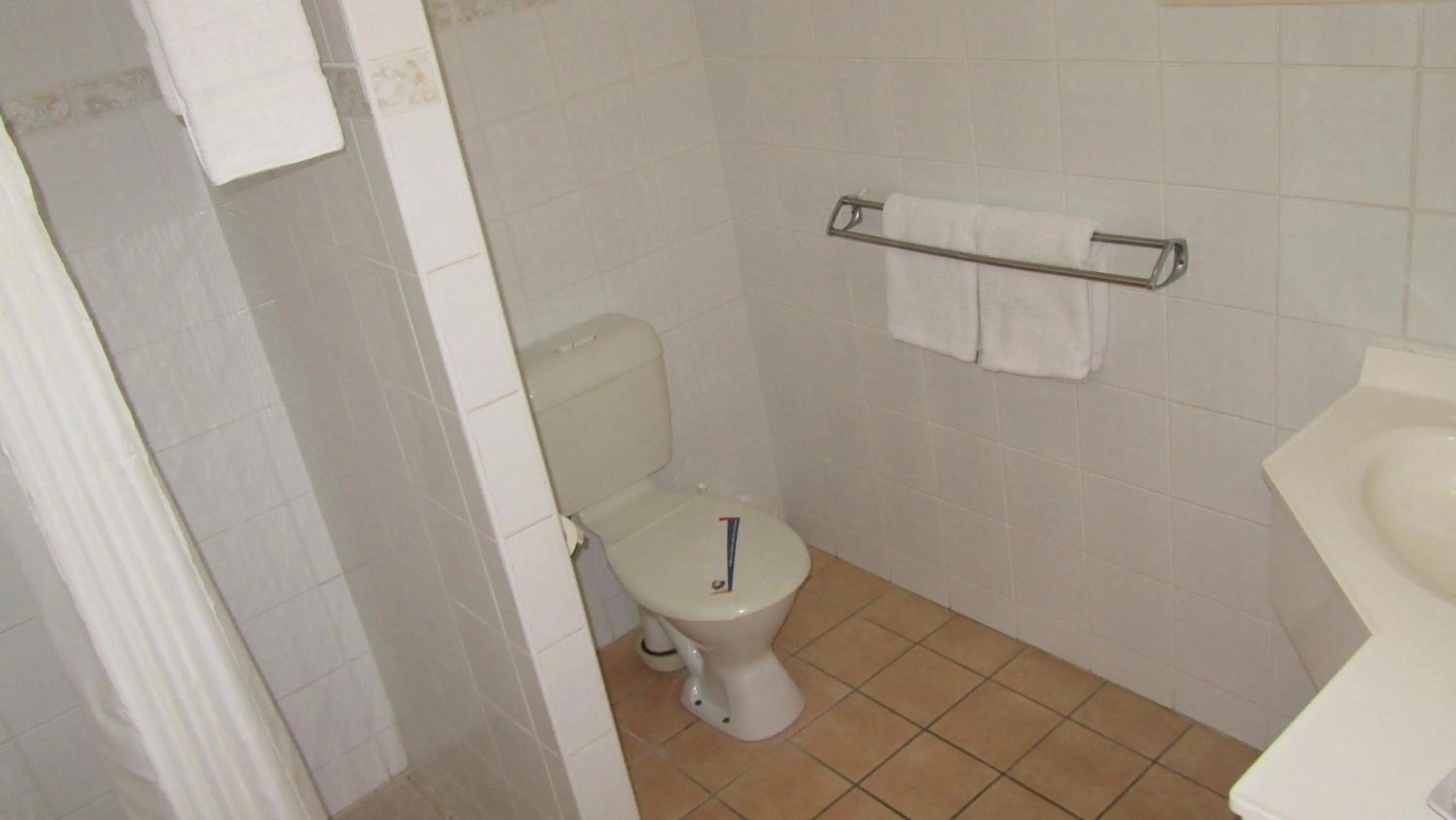 Shower in Heritage Lodge Motel