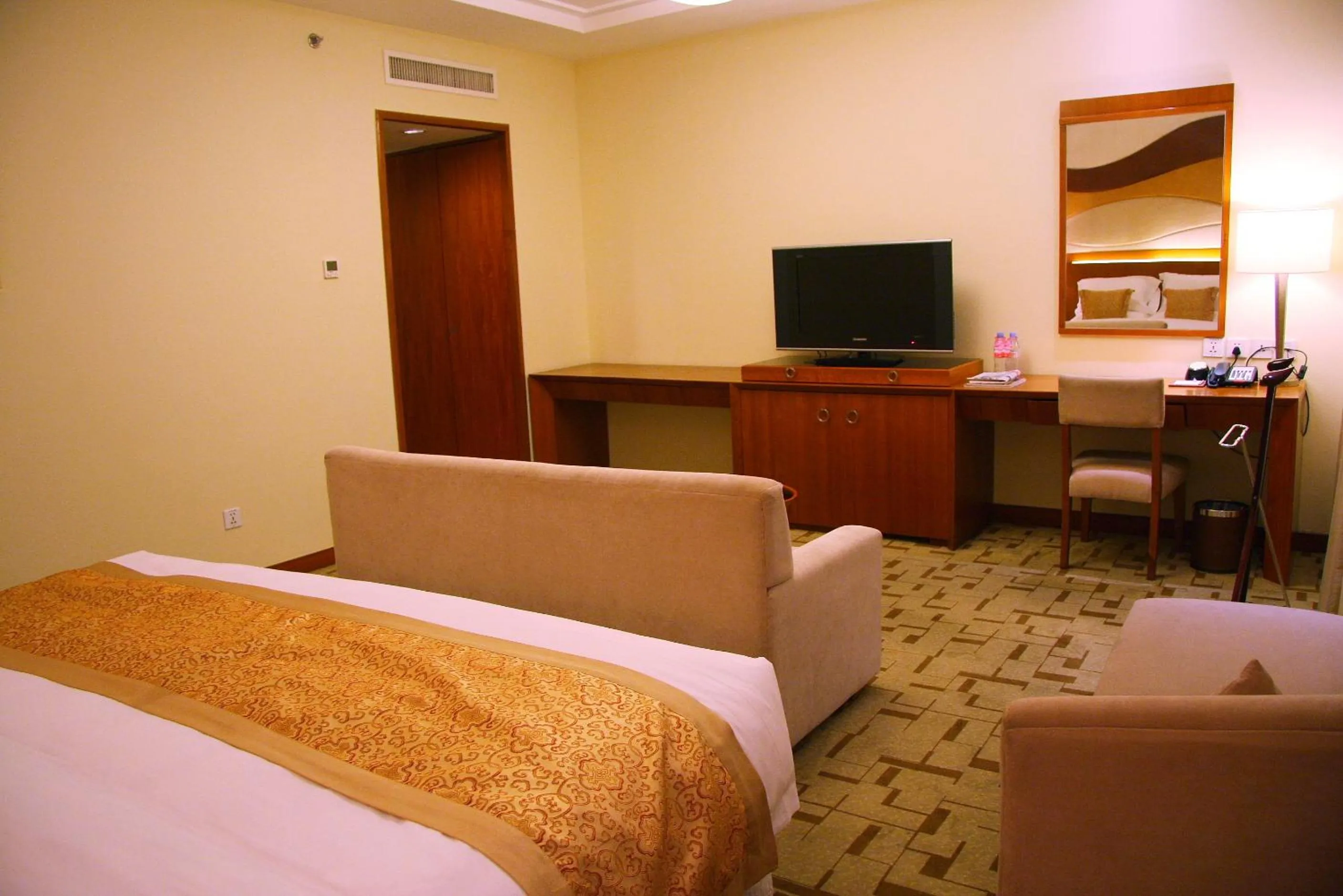 Bedroom, TV/Entertainment Center in Jianguo Garden Hotel