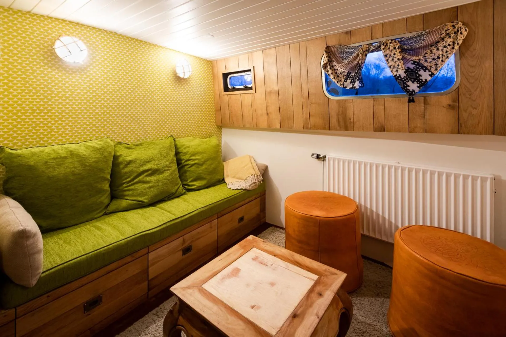 Communal lounge/ TV room in Bateau péniche au coeur de Lille