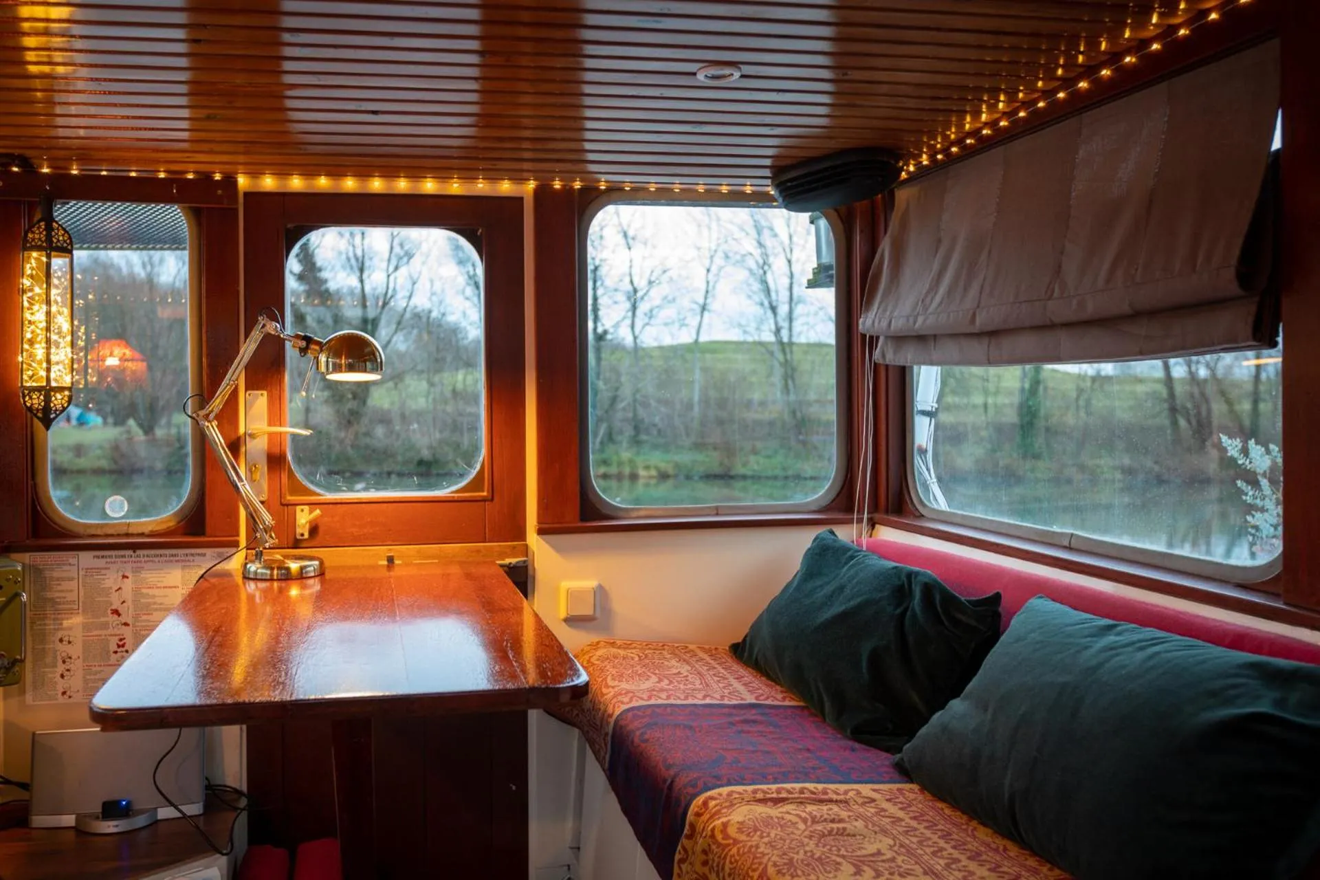 Communal lounge/ TV room in Bateau péniche au coeur de Lille