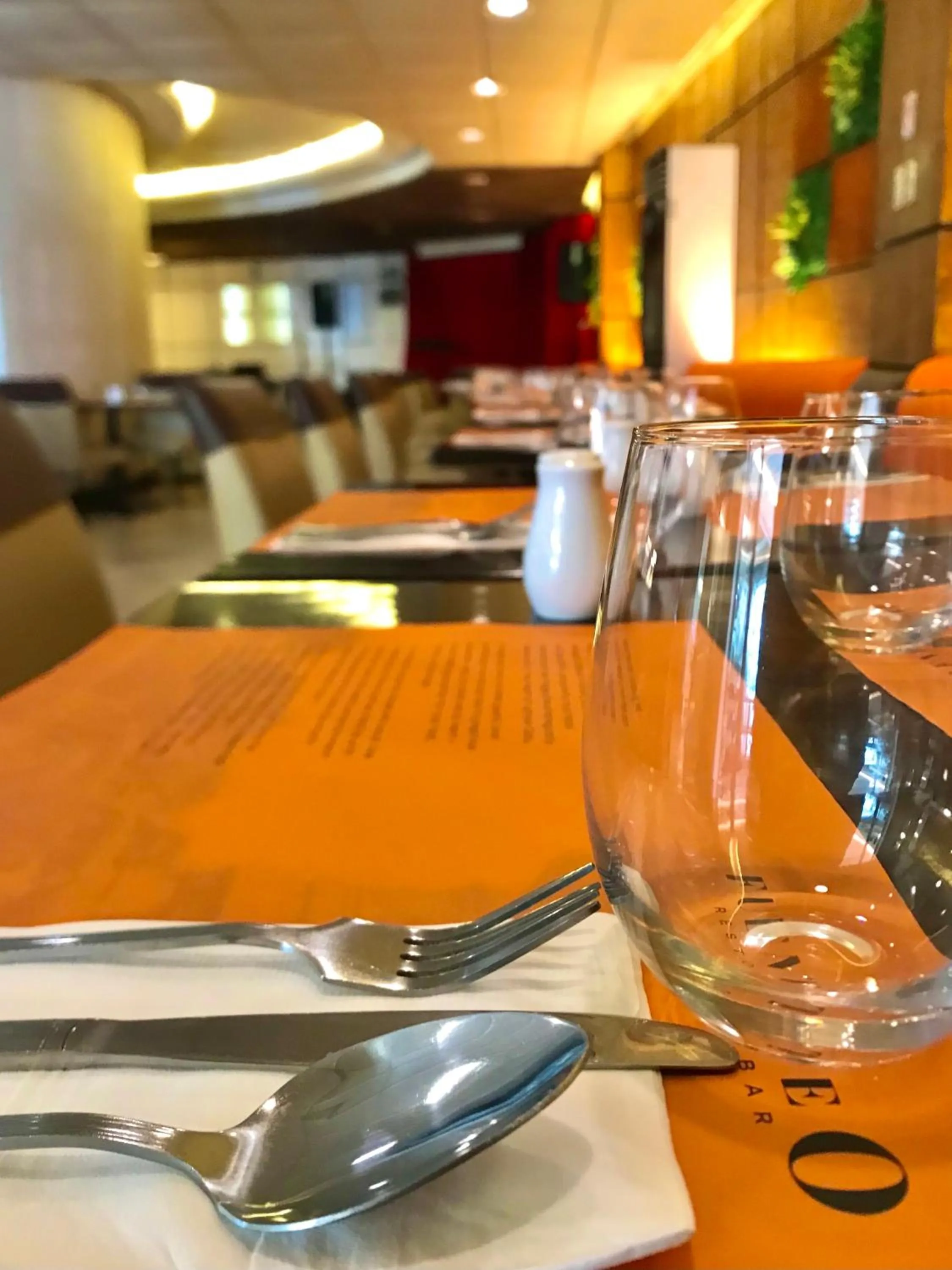 Restaurant/places to eat in Rajah Park Hotel by Hiverooms