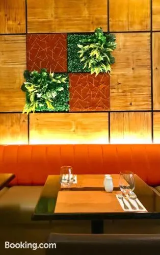 Restaurant/places to eat in Rajah Park Hotel by Hiverooms