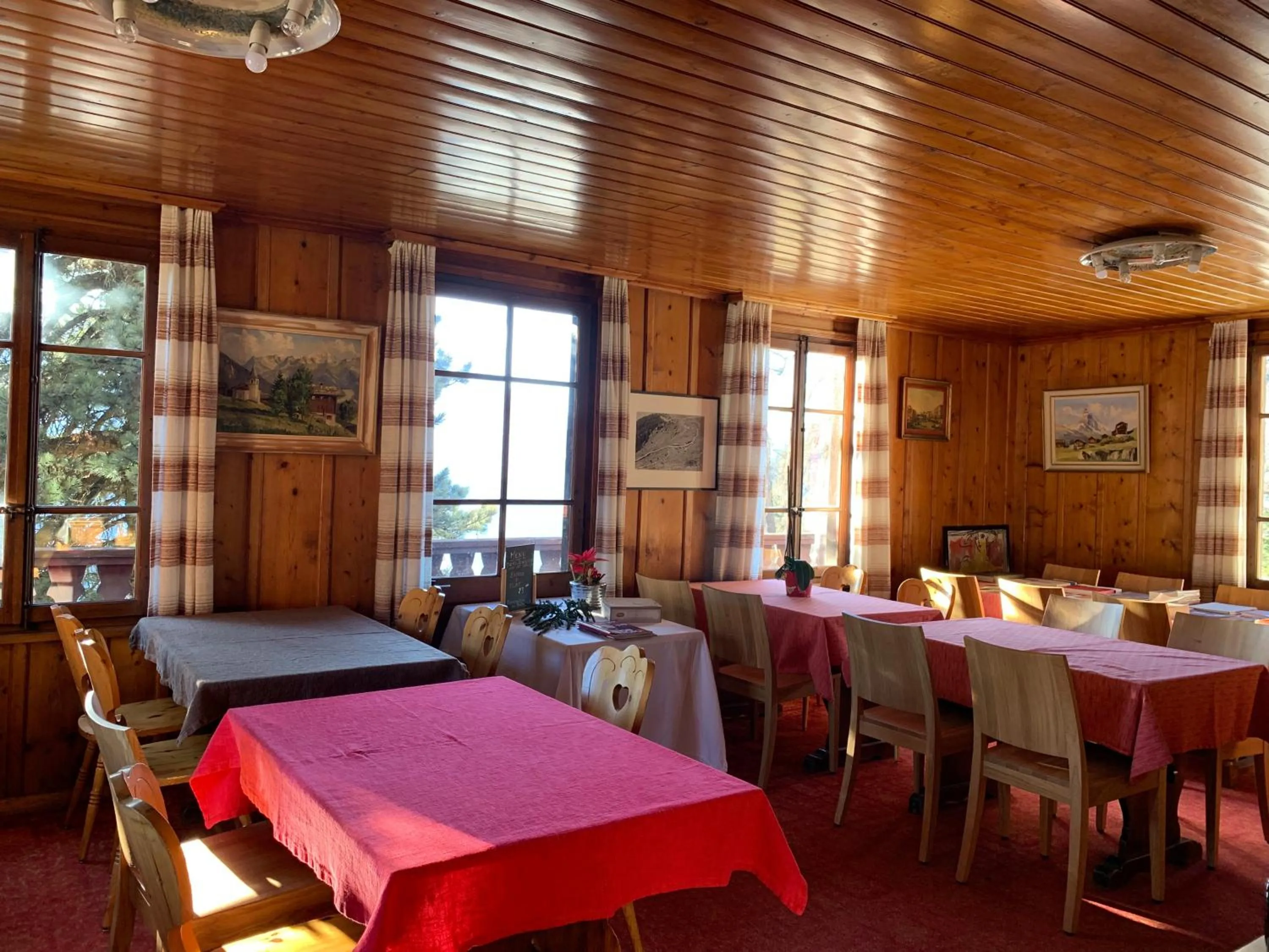 Communal lounge/ TV room in Hotel les Touristes