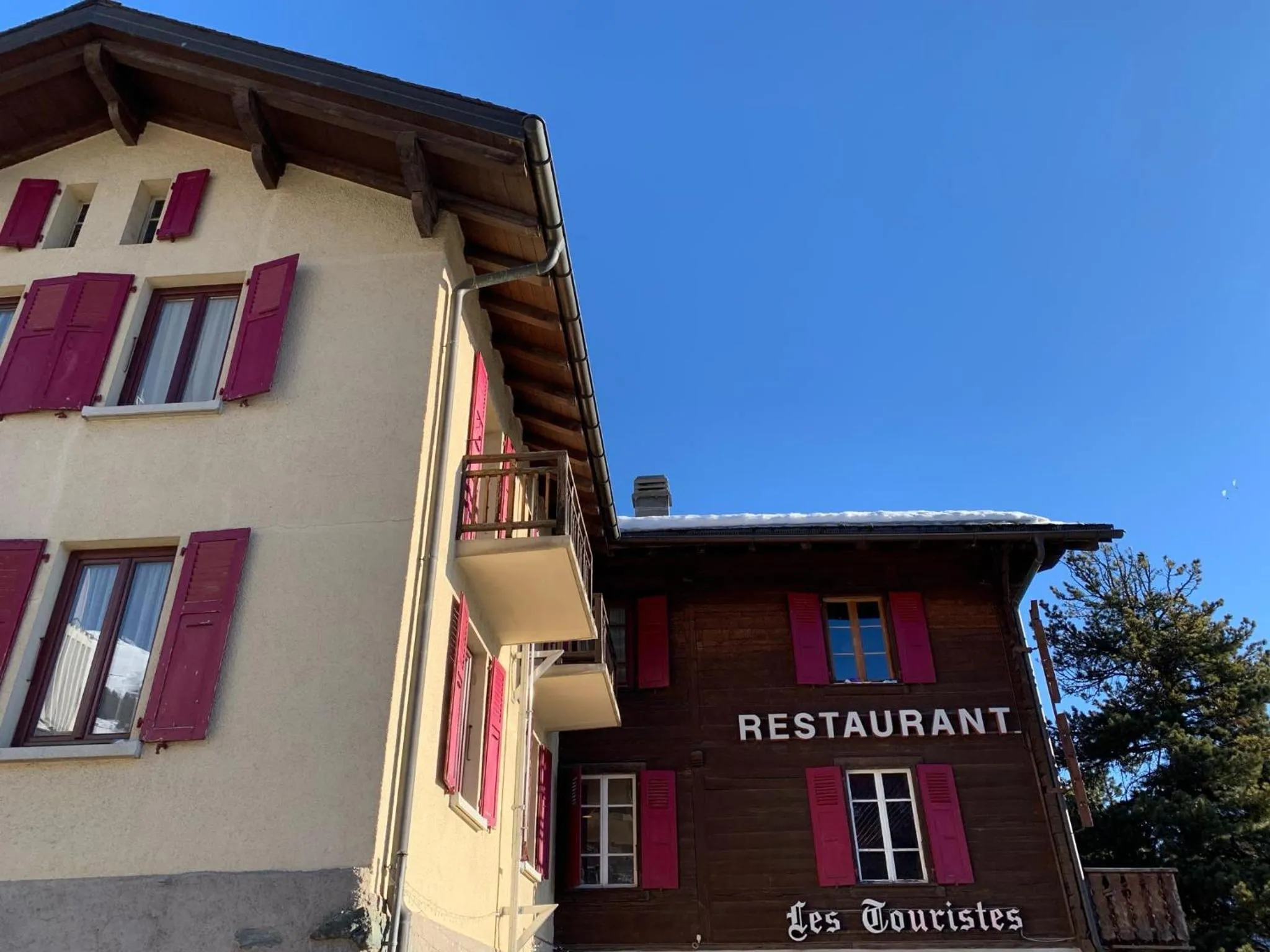 Property building in Hotel les Touristes