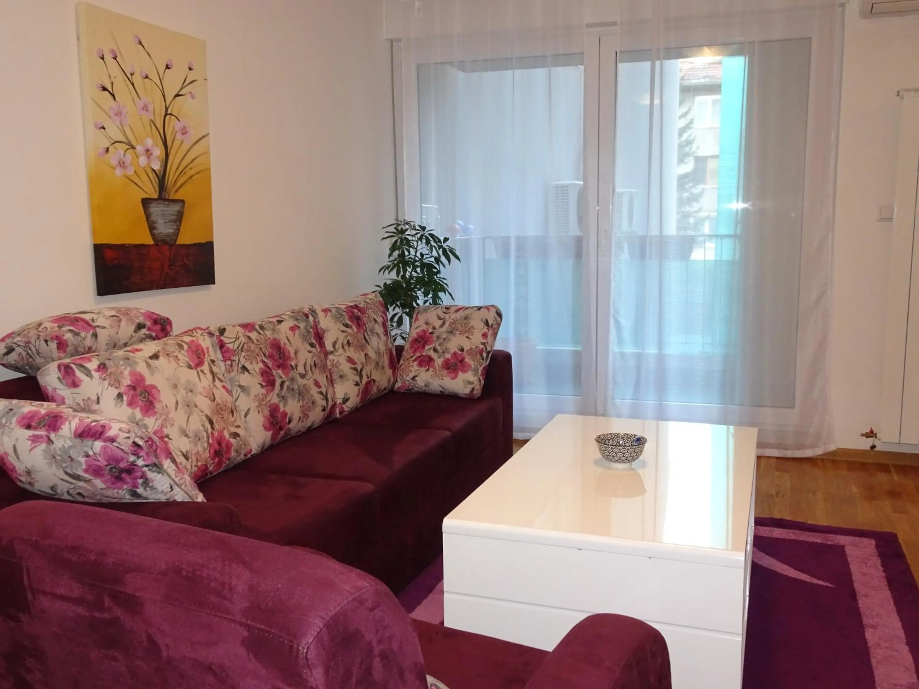 Quiet Apartment in City Center, Free Private Parking