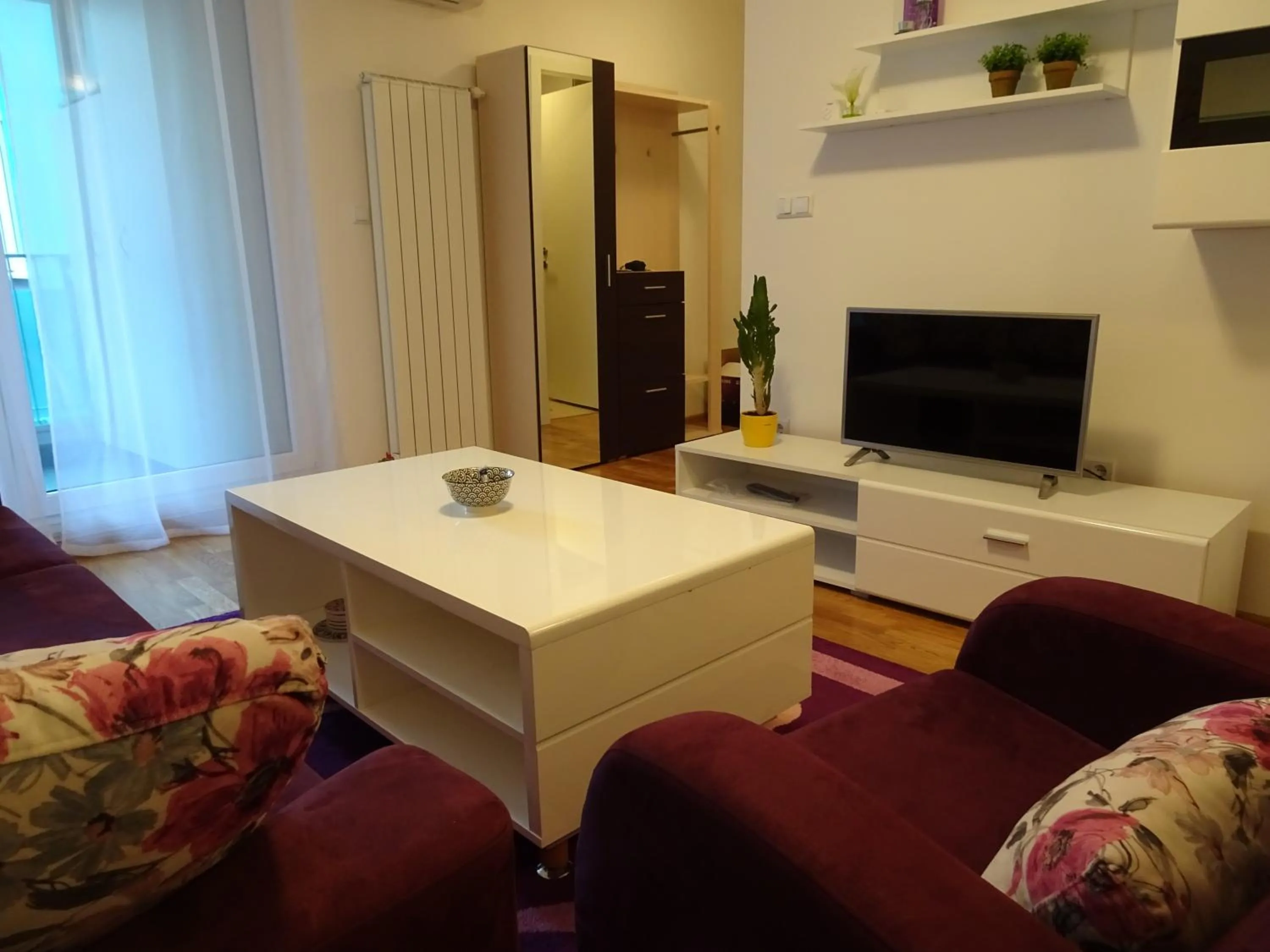 Quiet Apartment in City Center, Free Private Parking