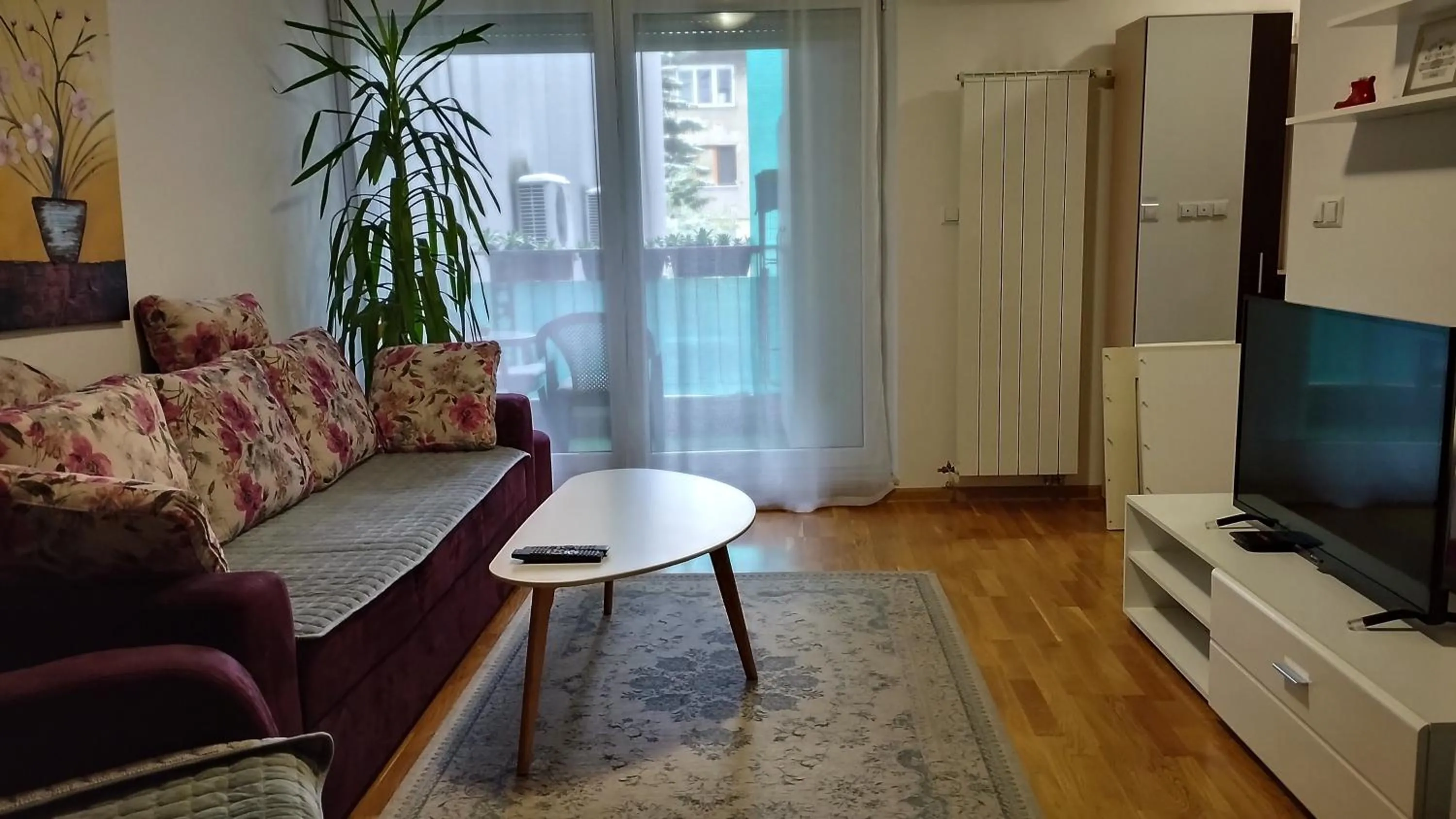 Quiet Apartment in City Center, Free Private Parking