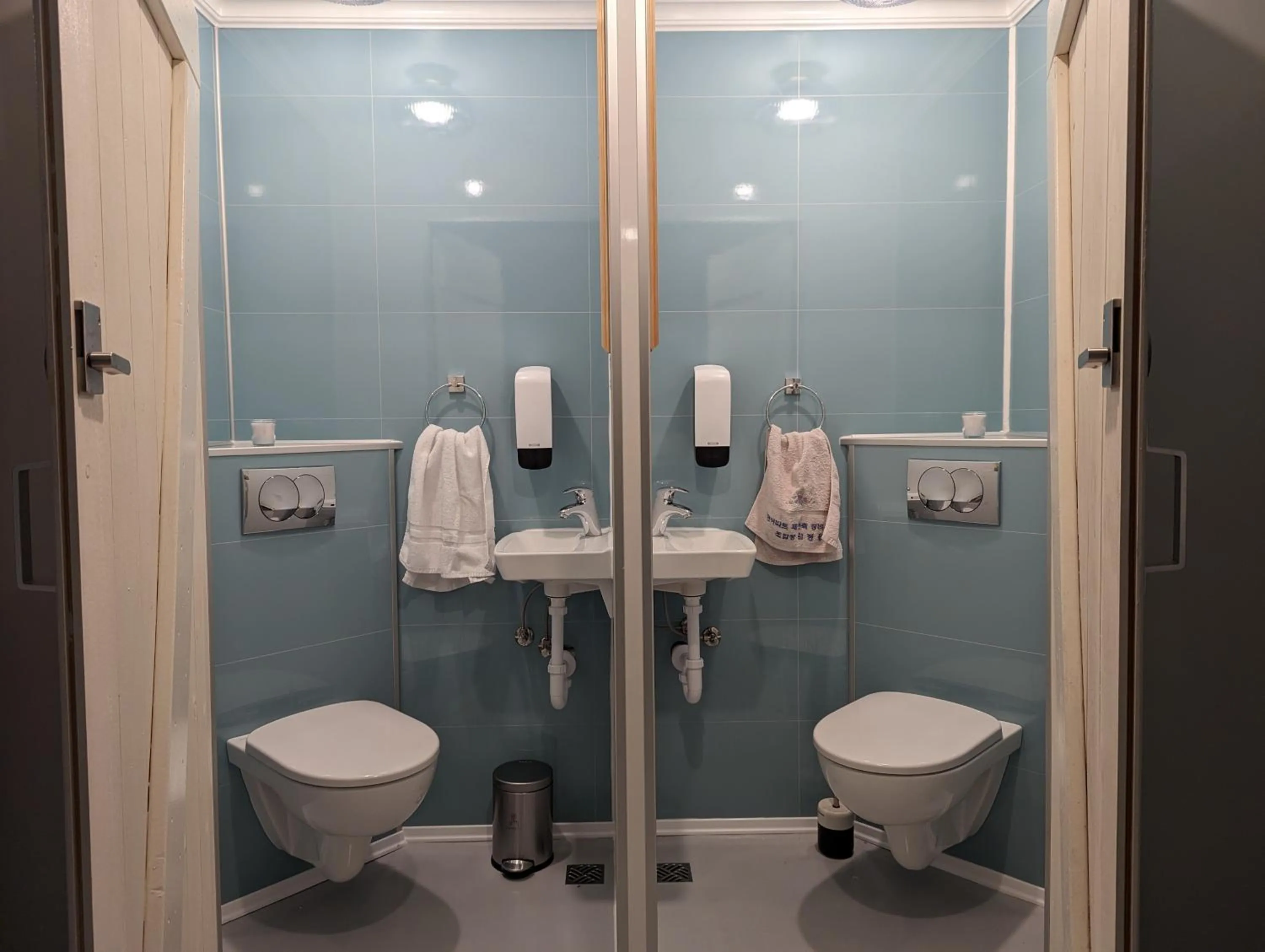 Toilet in Vík Hostel