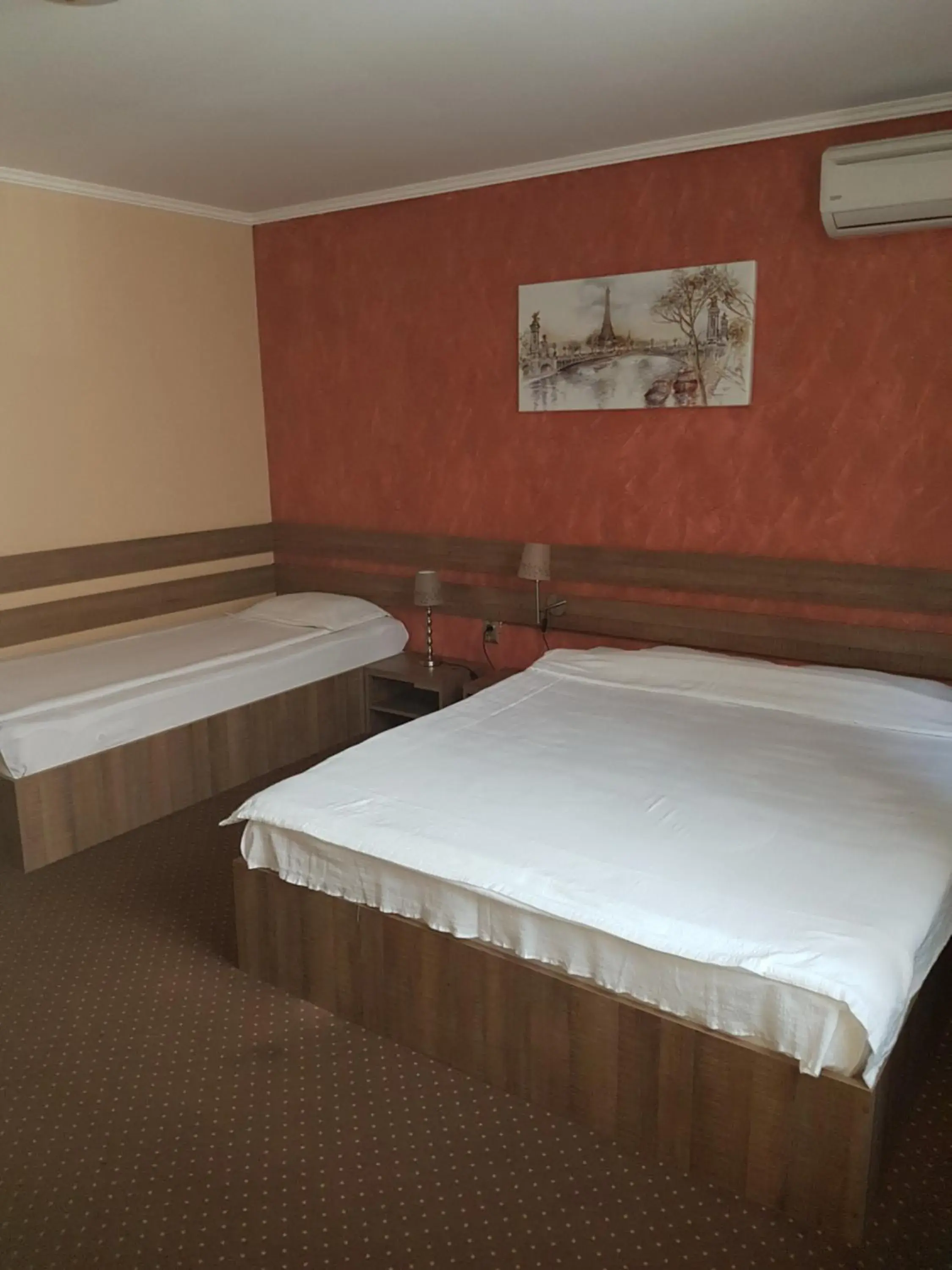 Triple Room with Private Bathroom in Pensiunea El Passo Targu Mures Triple Room with Private Bathroom in Pensiunea El Passo Targu Mures