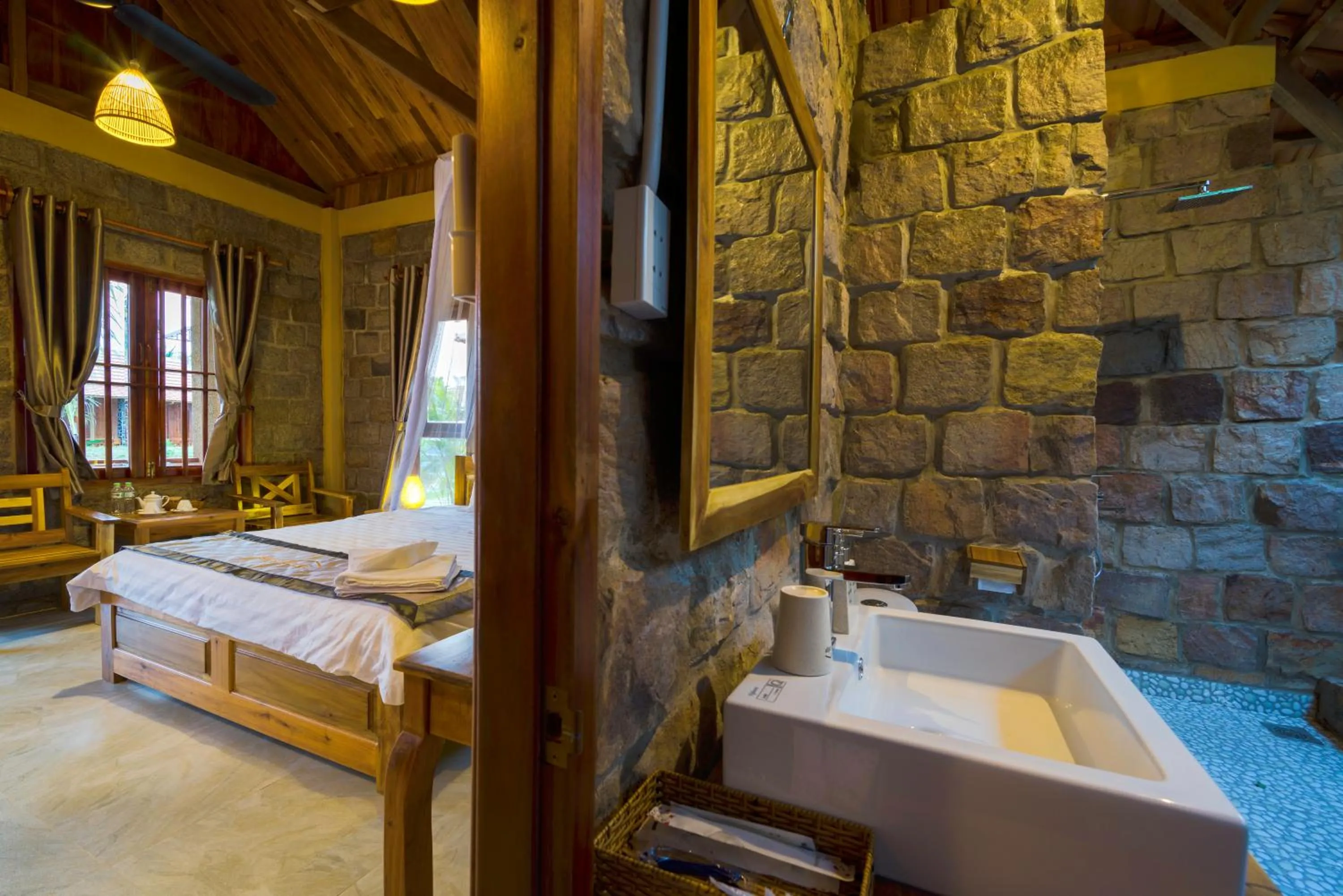 Bathroom, Bed in Island Lodge