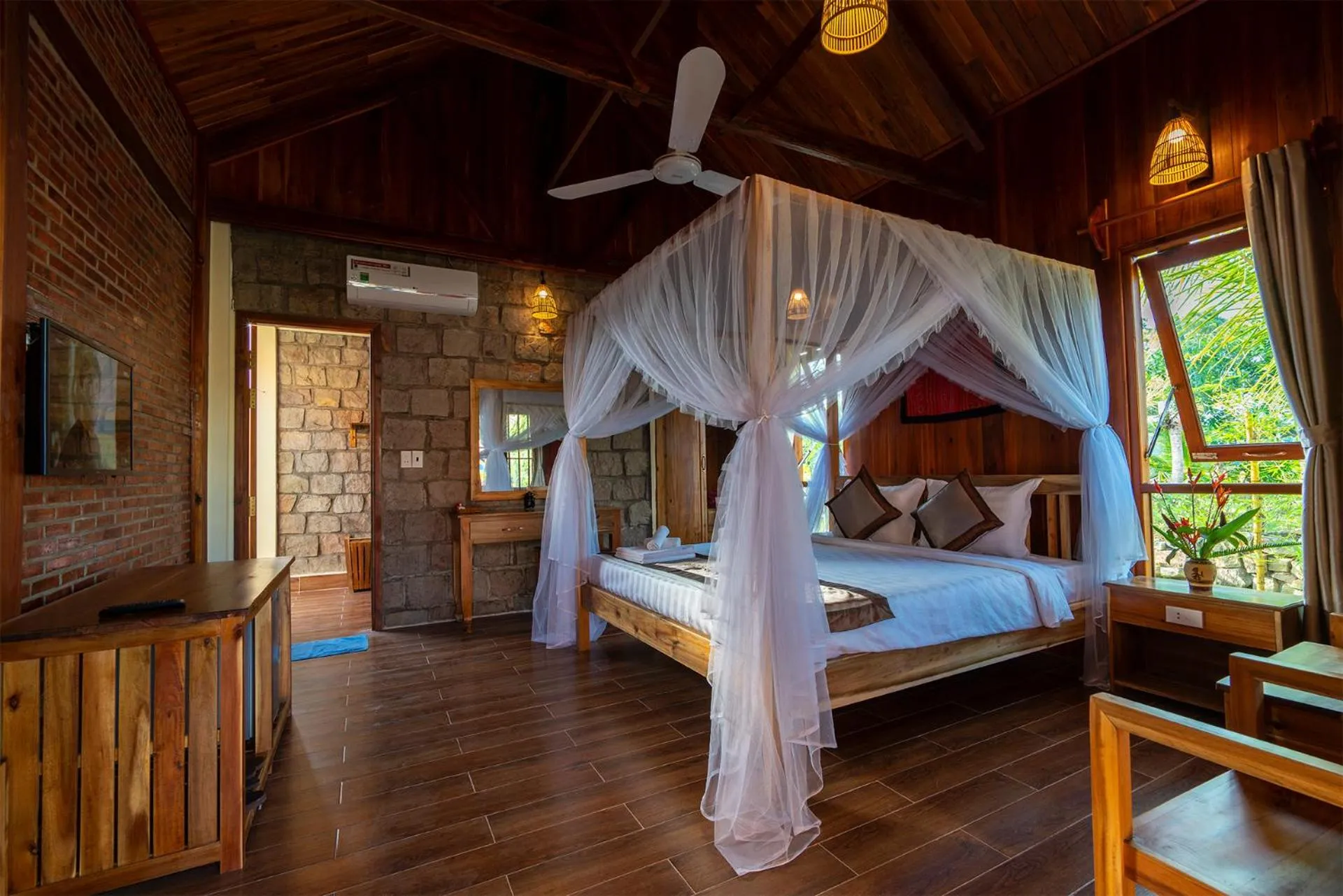 Photo of the whole room, Bed in Island Lodge