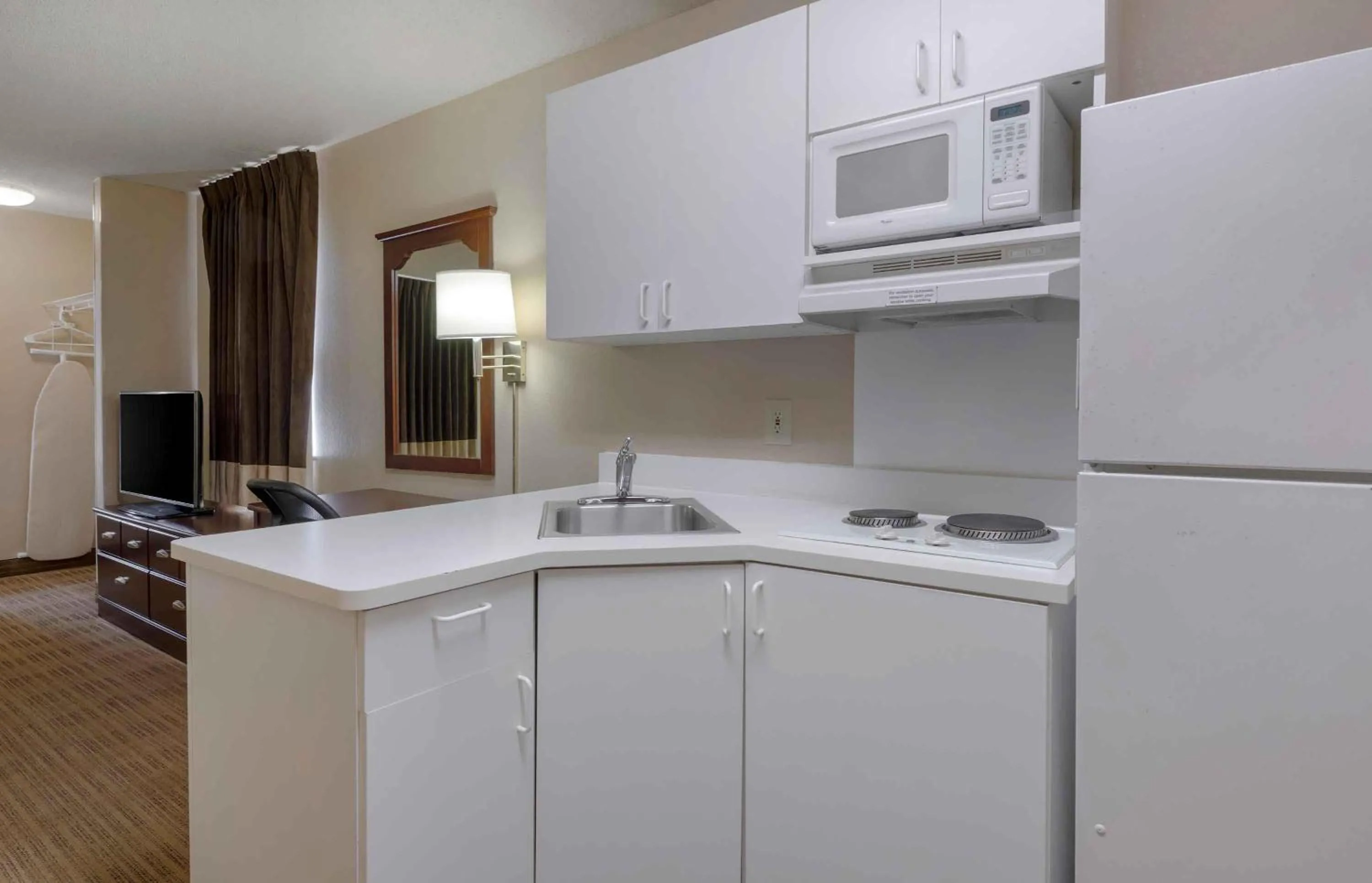 Kitchen or kitchenette in Extended Stay America Suites - Orlando - Lake Mary - 1036 Greenwood Blvd